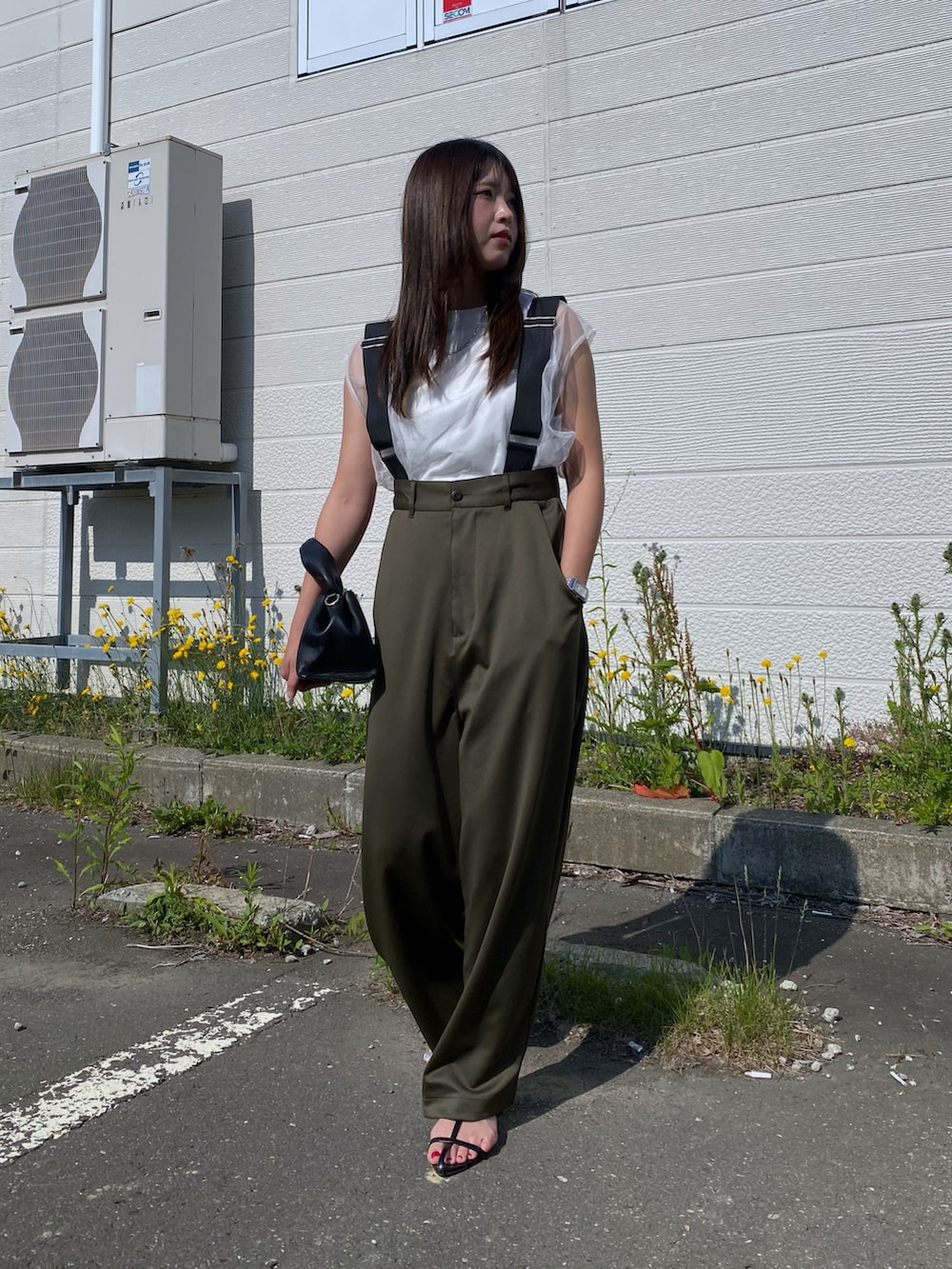 「夏コーデ、白Tシャツ、甘辛mix、チュール、サスペンダー、サスペンダーパンツ、カーキ、グリーン、大人カジュアル、大人コーデ、お出かけコーデ、プチプラ、ママコーデ、シンプルコーデ」｜「GeeRAのチュールレイヤードフレンチスリーブカットソー（Tシャツ/カットソー、ホワイト系）」を使った、Miiさん（レディース・159cm）の夏コーディネートの4枚目の写真