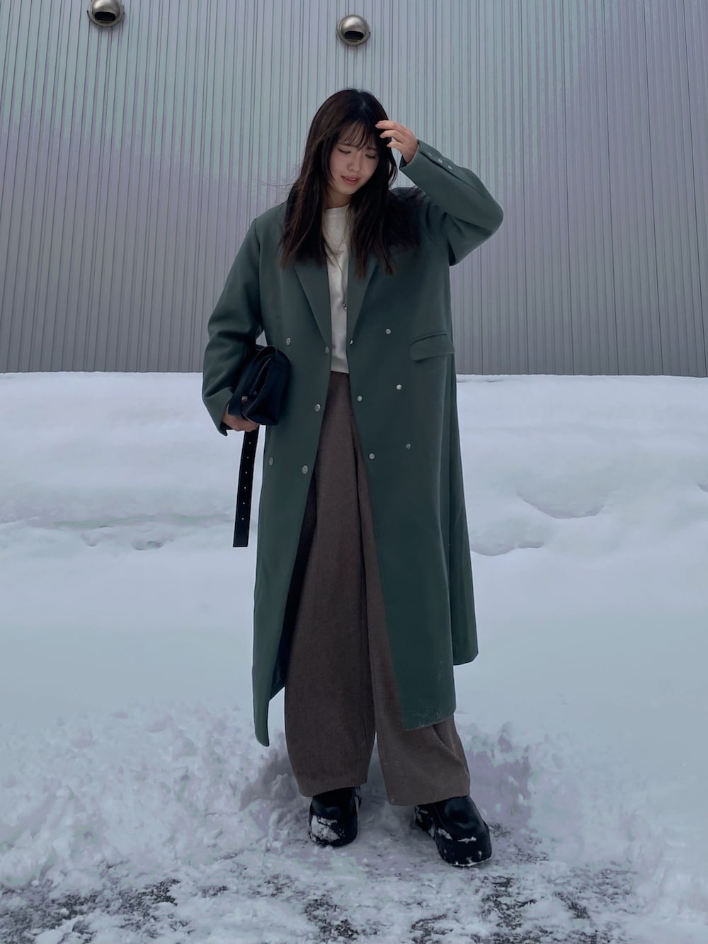 「ニット/セーター、チュール、白ニット、ニット、ワイドパンツ、冬コーデ、真冬のあったかスタイル、OPAQUE.CLIP、オペークドットクリップ、GU、厚底シューズ、ブーツ、プチプラ、きれいめカジュアル、30代コーデ」｜「OPAQUE.CLIPの《5color/S-LLsize》チュールドッキングスリーブニット【洗濯機洗い可】（ニット/セーター、ホワイト系）」を使った、Miiさん（レディース・159cm）の冬コーディネートの3枚目の写真