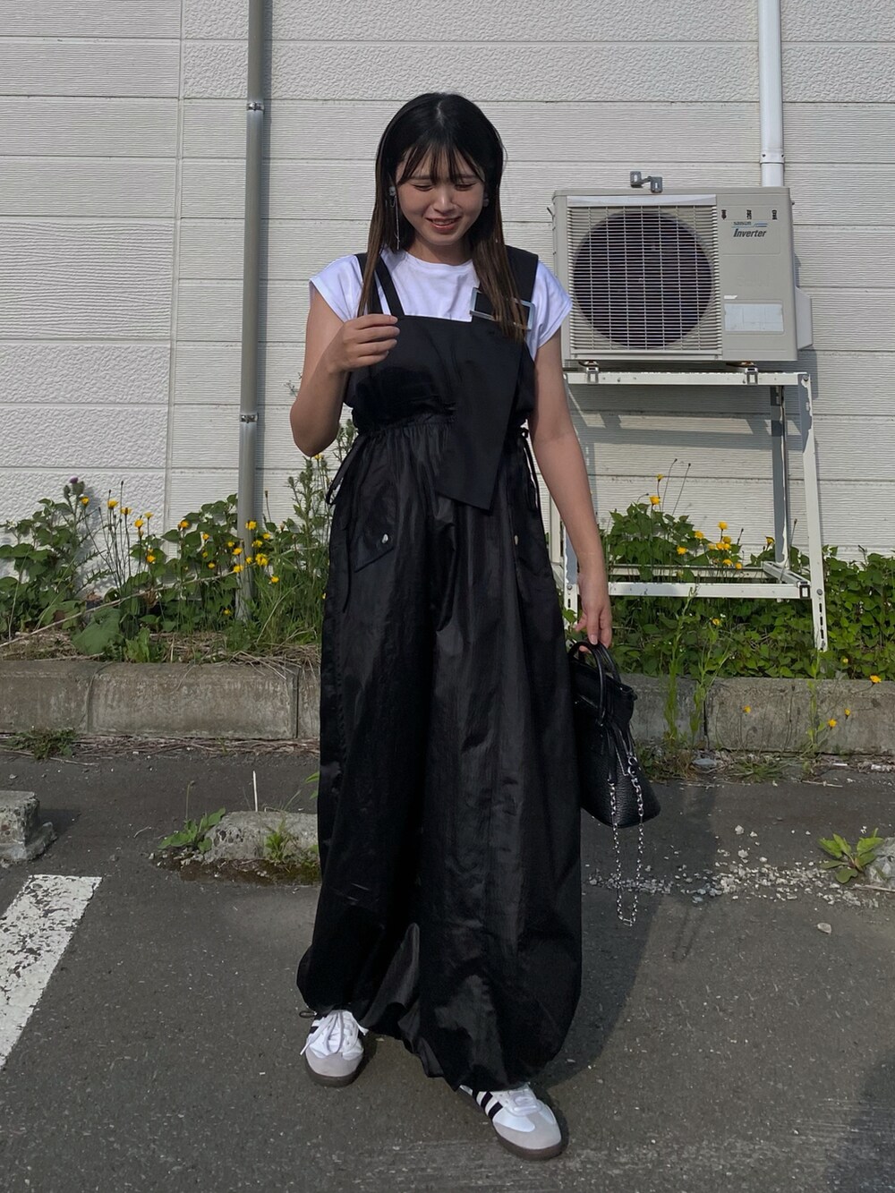 「夏コーデ、レイヤードスタイル、モノトーンコーデ、モード、チュール、シースルー、ワンピース、ロングワンピース、キャミワンピ、ボレロ、スニーカー、モードカジュアル、スポーツミックス、お出かけコーデ、プチプラ」|「Ezick ANNONIMのMulti-fit BIG バックルワンピース(ワンピース、ブラック系)」を使った、Miiさん(レディース・159cm)の夏コーディネートの4枚目の写真