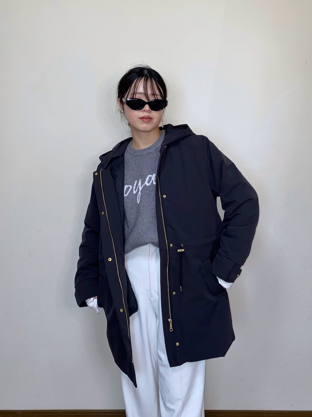 ブラック系のブルゾン、グレー系のニット/セーター、ブラック系のサングラスを着用したレディースの冬コーディネートの2枚目の写真