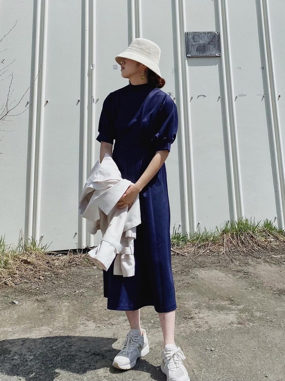 「puril、ピュリル、ワンピース、ワンピース×スニーカー、バケットハット、シンプルコーデ、パフスリーブ、ネイビー、ボリューム袖、プチプラ、New Balance、ワンピーススタイル、スニーカーコーデ、韓国ファッション、オトナ女子」｜「PURILのアイテム（ワンピース/ドレス、ブルー系）」を使った、Miiさん（レディース・159cm）の春コーディネートの2枚目の写真