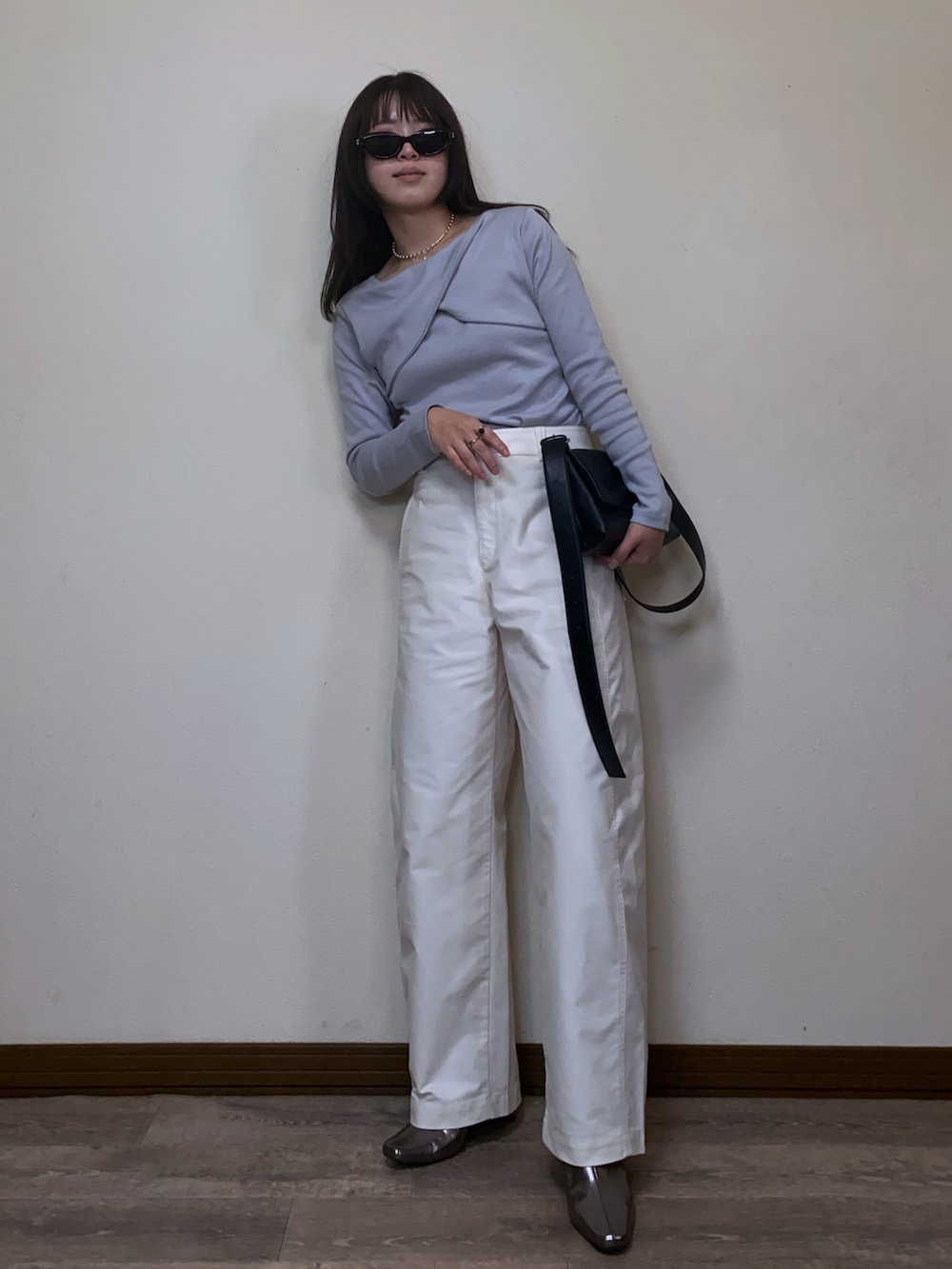 「プチプラ、春服、きれいめコーディネート、きれいめカジュアル、白パンツ、ジャージーバレルレッグパンツ、メタリック、ブーツ、淡色コーデ、大人カジュアル、シンプルコーデ、ネックカフ、チョーカー、サングラス、カットソー」｜「atONEのアイテム（Tシャツ/カットソー、グレー系）」を使った、Miiさん（レディース・159cm）の春コーディネートの3枚目の写真