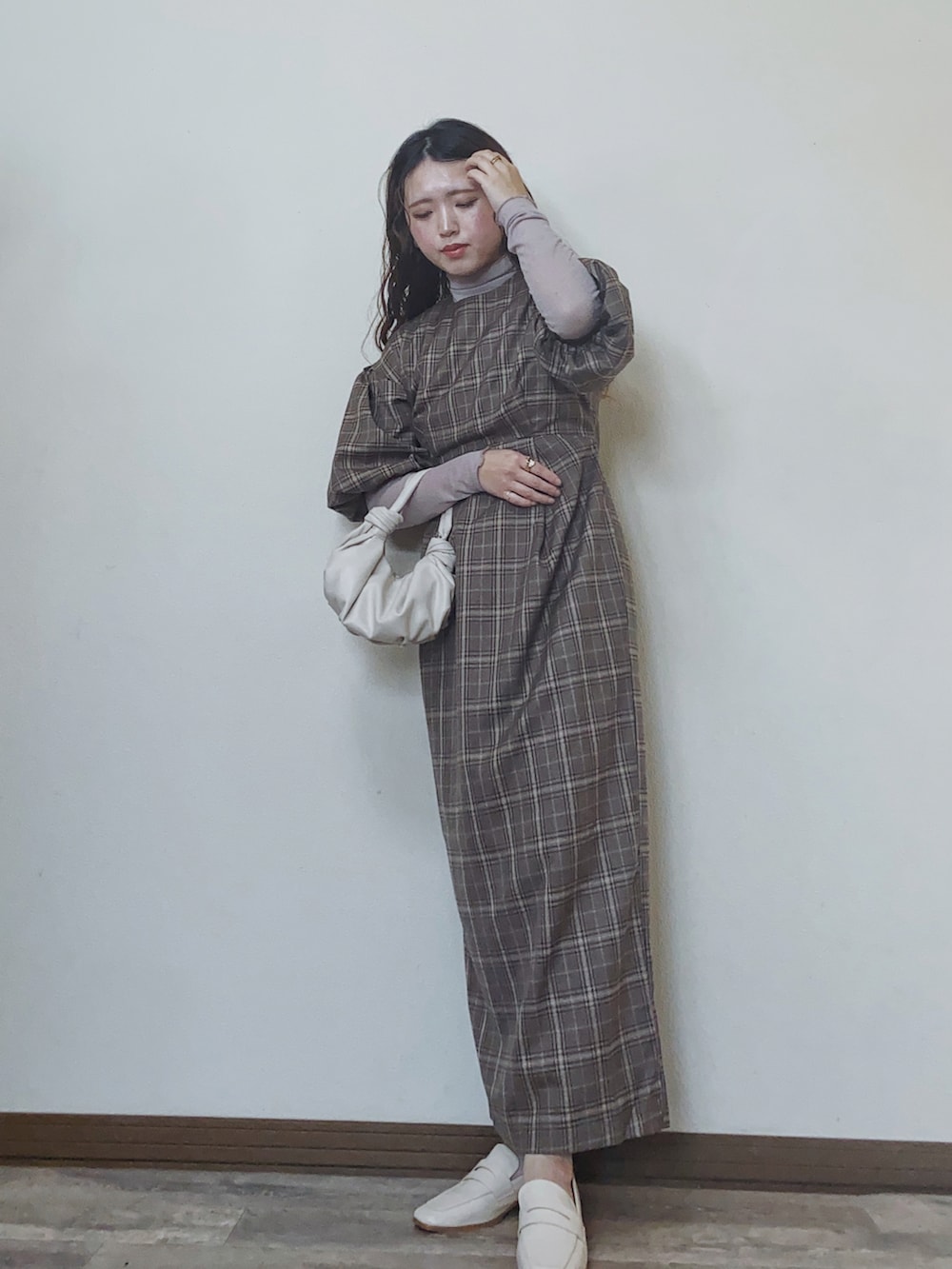 「春コーデ、春服みてみて、LHP、LHPWOMEN、courage、ラフォーレ原宿、ワンピース、ローファー、ボリューム袖、シアートップス、レイヤードスタイル、ブラウンコーデ、ミニバッグ、ZARA、slowmelly」｜「slowmellyのチェックワンピース（ワンピース、ブラウン系）」を使った、Miiさん（レディース・159cm）の春コーディネートの2枚目の写真