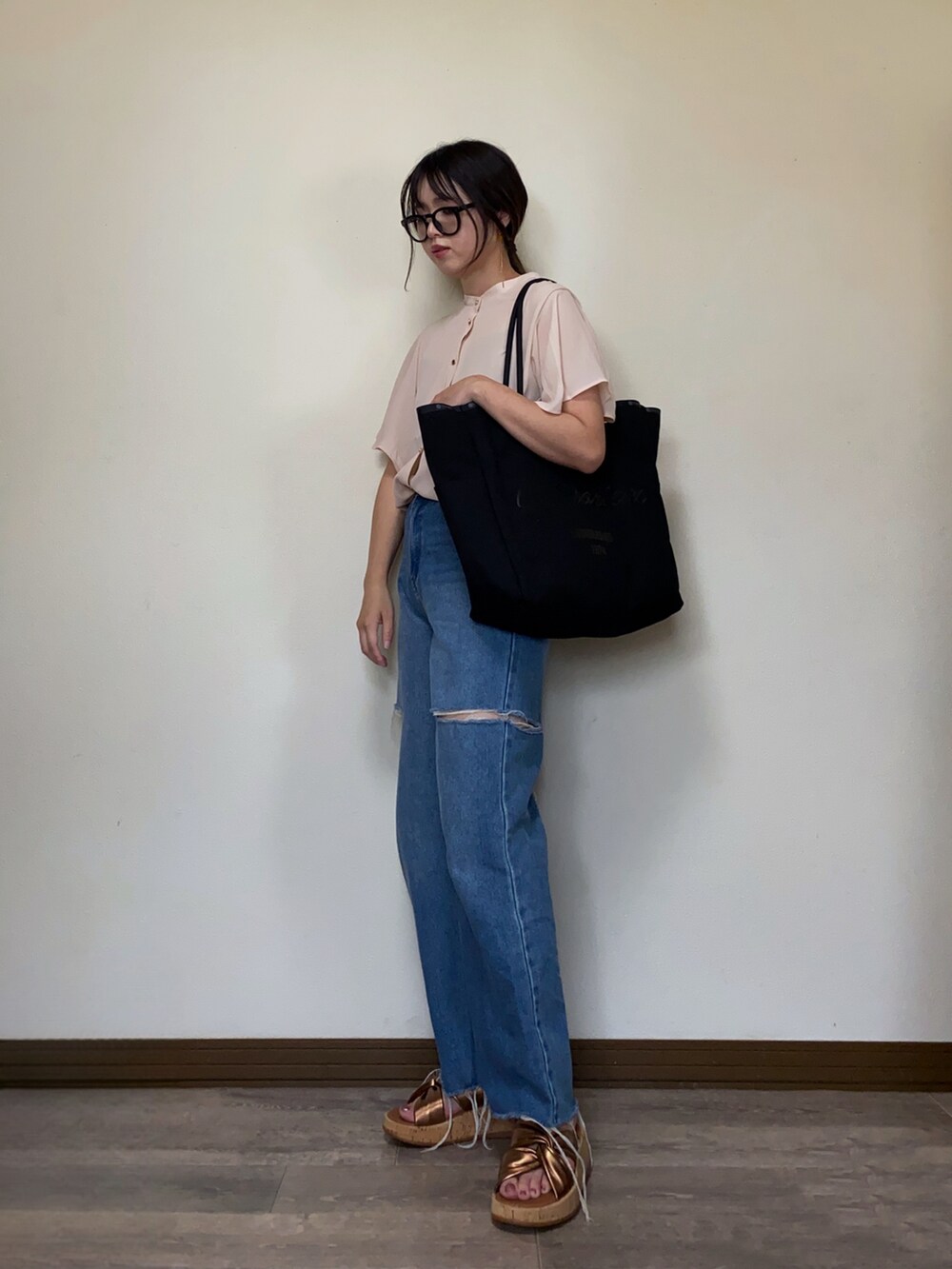 「プチプラ、ブラウス、ブラウス×デニム、サンダル、トートバッグ、メガネ女子、大人カジュアル、シンプルスタイル、シンプルコーデ、デニム、メタリック、ピンク、夏コーデ、ママコーデ、ラッフルフリル」｜「GeeRAの前後2WAYラッフルスリーブ楊柳ブラウス（シャツ/ブラウス、ピンク系）」を使った、Miiさん（レディース・159cm）の夏コーディネートの2枚目の写真