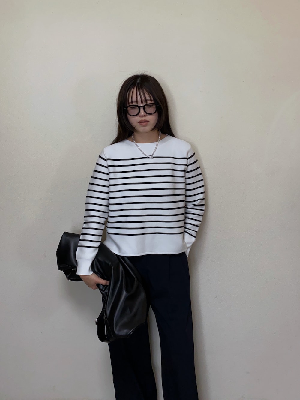 「春めき満開コーデ、ジャケット、春コーデ、ぺプラム、ブルゾン、ノーカラージャケット、春アウター、ボーダー、ニット、春ニット、ワイドパンツ、パンプス、きれいめカジュアル、PR、OPAQUE.CLIP」｜「OPAQUE.CLIPのボートネックニット/オーガニックコットン混【洗濯機洗い可/UVケア】（ニット/セーター、ホワイト系）」を使った、Miiさん（レディース・159cm）の春コーディネートの2枚目の写真