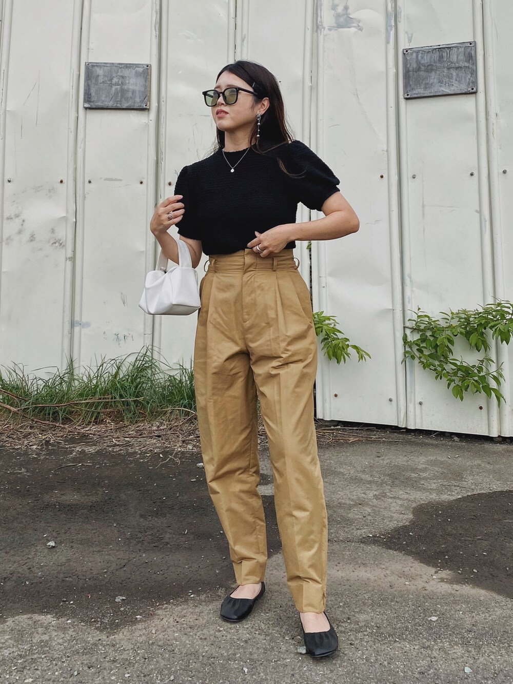 「大人コーデ、ぽこぽこトップス、パフスリーブ、ボリューム袖、テーパードパンツ、シンプルコーデ、プチプラ、キレイめカジュアル、きれいめカジュアル、初夏コーデ、サングラス、amure、ミニバッグ、バレエシューズ、夏のコスメと服」｜「a:mureのシアーぽこぽこトップス（Tシャツ/カットソー、ブラック系）」を使った、Miiさん（レディース・159cm）の春コーディネートの2枚目の写真
