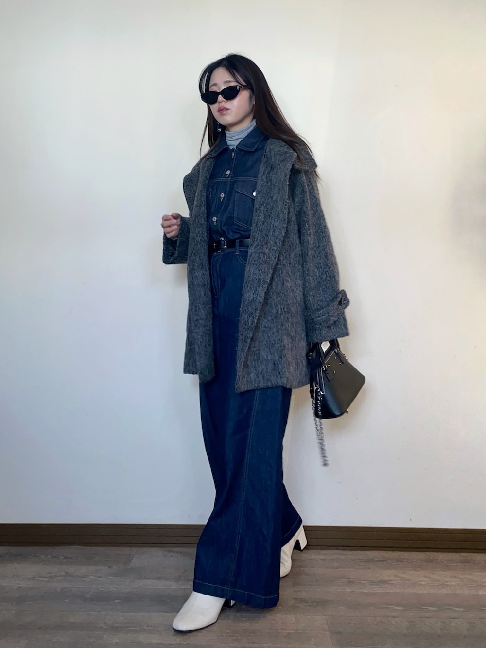 ブルー系のセットアップ、ブラック系のショルダーバッグを着用したレディースの冬コーディネートの2枚目の写真