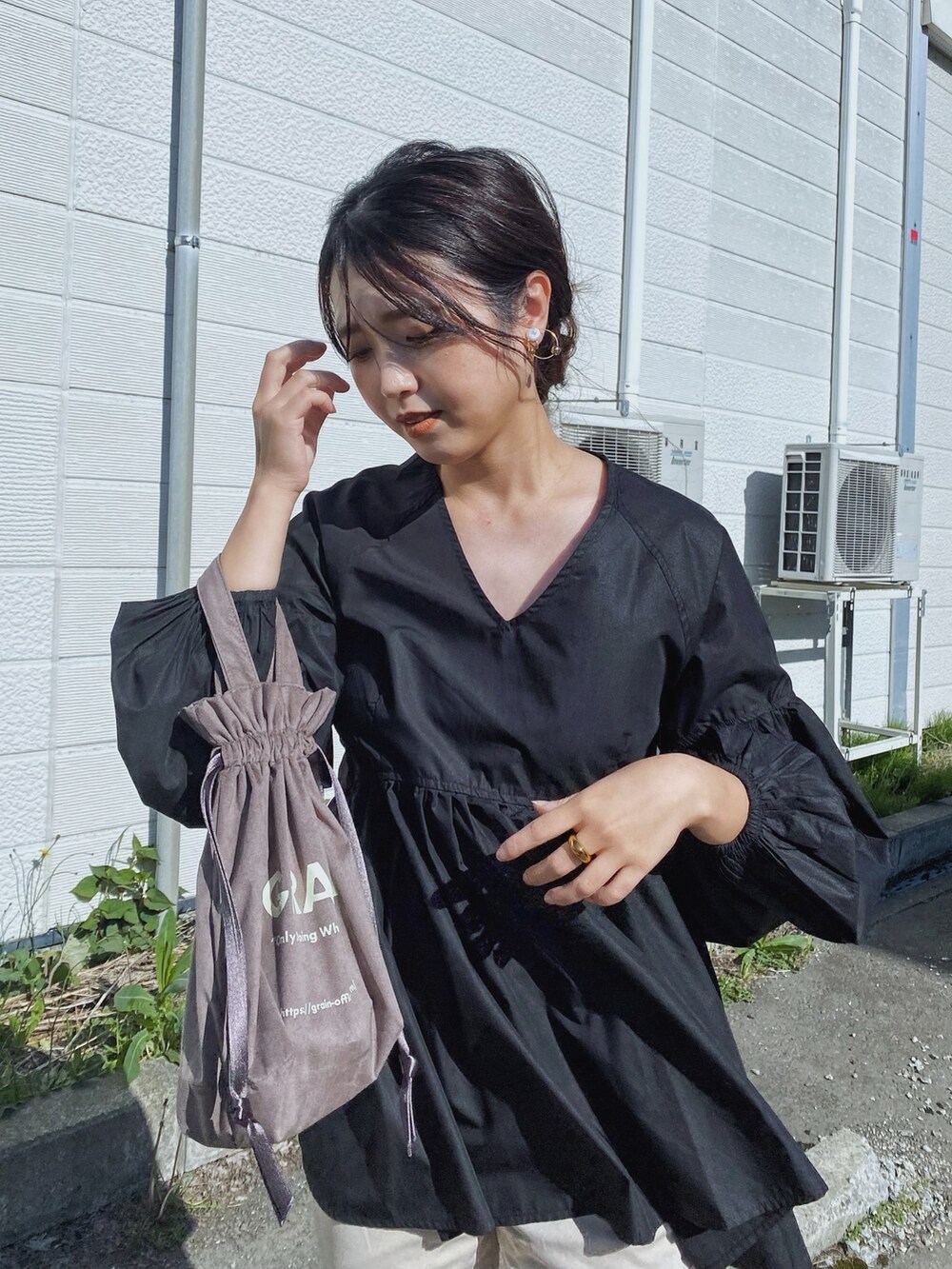 「きれいめカジュアル、ジョガーパンツ、夏のコスメと服、初夏コーデ、ブラウス、ボリューム袖、サンダル、ストラップサンダル、巾着バッグ、deuxamour、大人カジュアル、プチプラ、シンプルコーデ、モノトーン、休日スタイル」｜「deux amourのジョガーパンツ（その他パンツ、ホワイト系）」を使った、Miiさん（レディース・159cm）の春コーディネートの2枚目の写真