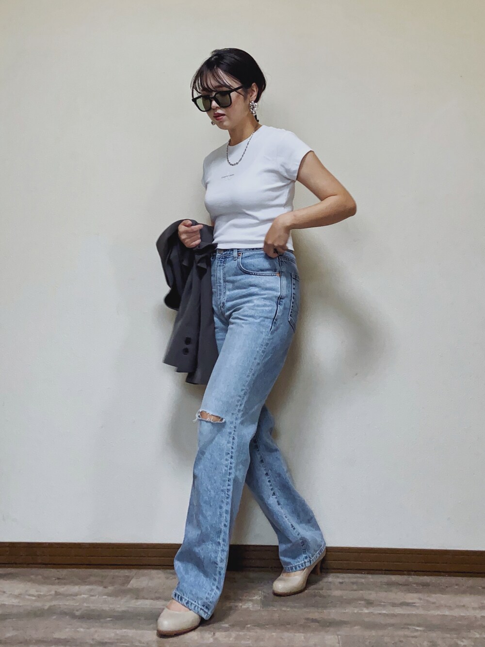「デニム、デニムパンツ、クロップドトップス、クロップド丈、ジャケット、ジャケットスタイル、テーラードジャケット、ダメージデニムパンツ、パンプス、ロゴT、白Tシャツ、Calvin Klein、SOMETHING、骨格ウェーブ、シルバーアクセサリー」｜「Calvin Kleinのモノグラム ロゴ ベイビーTシャツ（Tシャツ/カットソー、ホワイト系）」を使った、Miiさん（レディース・159cm）の春コーディネートの4枚目の写真