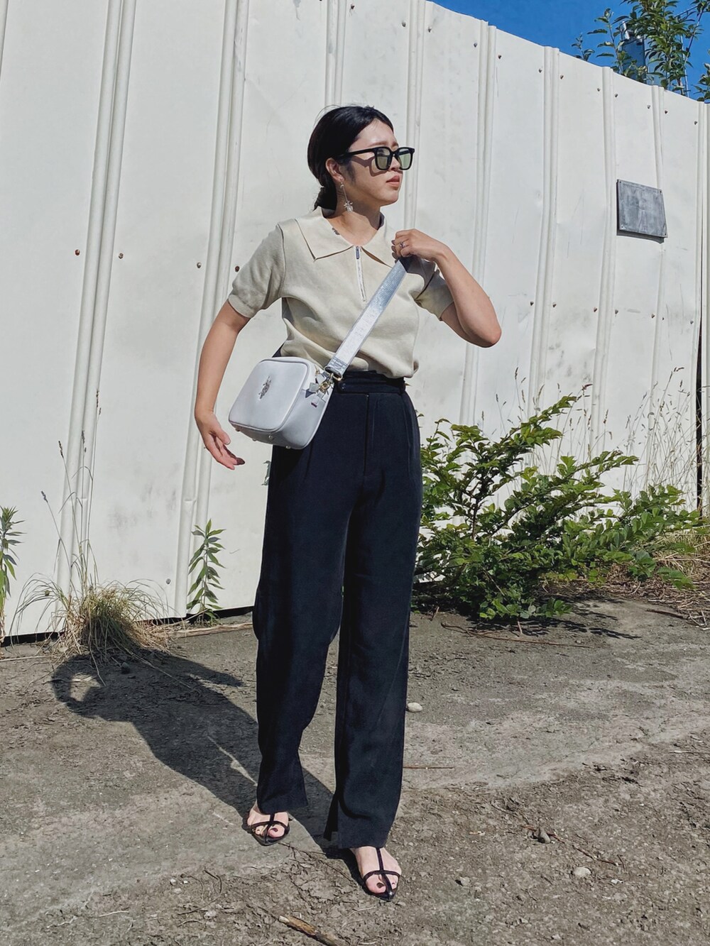 ホワイト系のTシャツ/カットソー、ホワイト系のショルダーバッグ、ブラック系のサンダルを着用したレディースの夏コーディネートの4枚目の写真