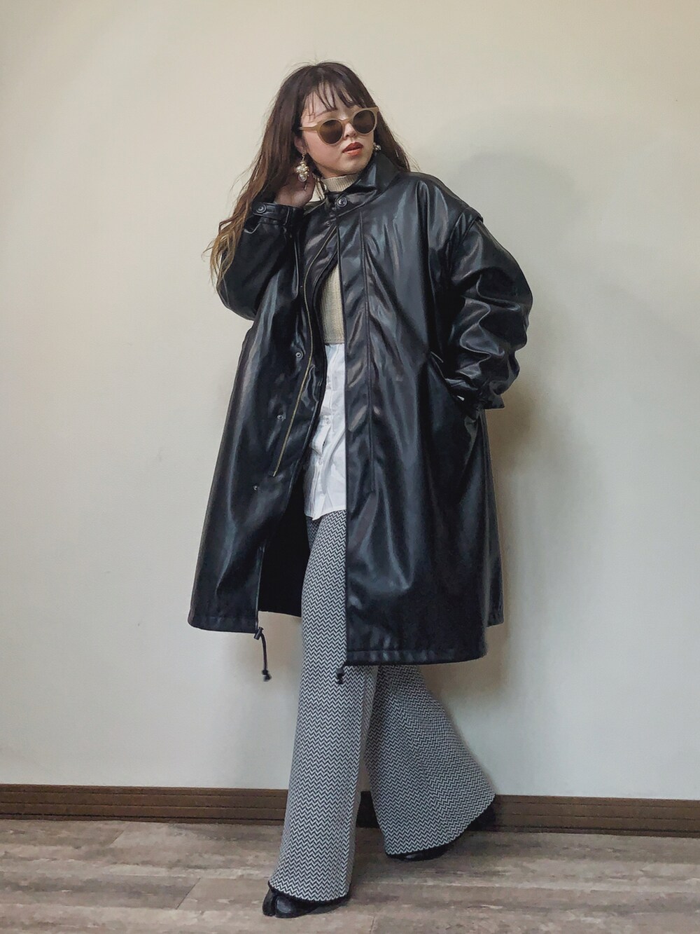 「モッズコート、ビッグシルエット、柄パンツ、レザー、レザージャケット、ブラックコーデ、レイヤードスタイル、オーバーサイズ、プチプラ、ニットパンツ、フレアパンツ、フェイクレザー、レザーコート、ゆったりコーデ、YOUANCE」｜「byYOUANCEのライナー付きマルチWAYモッズコート（モッズコート、ブラック系）」を使った、Miiさん（レディース・159cm）の秋コーディネートの2枚目の写真