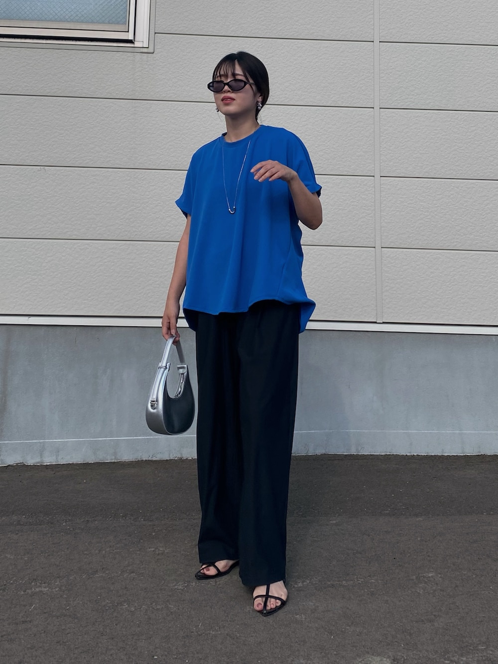 「プチプラ、きれいめカジュアル、夏だ!Tシャツ着よう!、さらっと晴れやかスナップ、ワイドパンツ、リラックススタイル、ブルー、ブルーコーデ、カラーコーデ、30代コーデ、OPAQUE.CLIP、オペークドットクリップ、ドルマンスリーブ、メタリック、サングラス」|「OPAQUE.CLIPのUV イージードルマントップス【洗濯機洗い可】(Tシャツ/カットソー、ブルー系)」を使った、Miiさん(レディース・159cm)の夏コーディネートの4枚目の写真