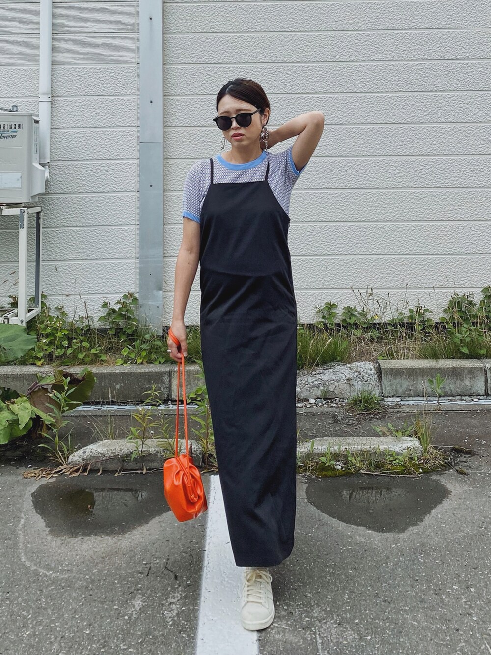 「ビタミンカラー、ミニバッグ、総柄、サマーニット、カラーコーデ、キャミワンピ、ロングワンピース、スニーカー、LHPWOMEN、courage、SENSEOFPLACE、センスオブプレイス、マタニティコーデ、ショルダーバッグ、大人女子」｜「L.H.Pのcourage/クラージュ/総柄ジャガード半袖ニットソー（Tシャツ/カットソー、パープル系）」を使った、Miiさん（レディース・159cm）の夏コーディネートの3枚目の写真