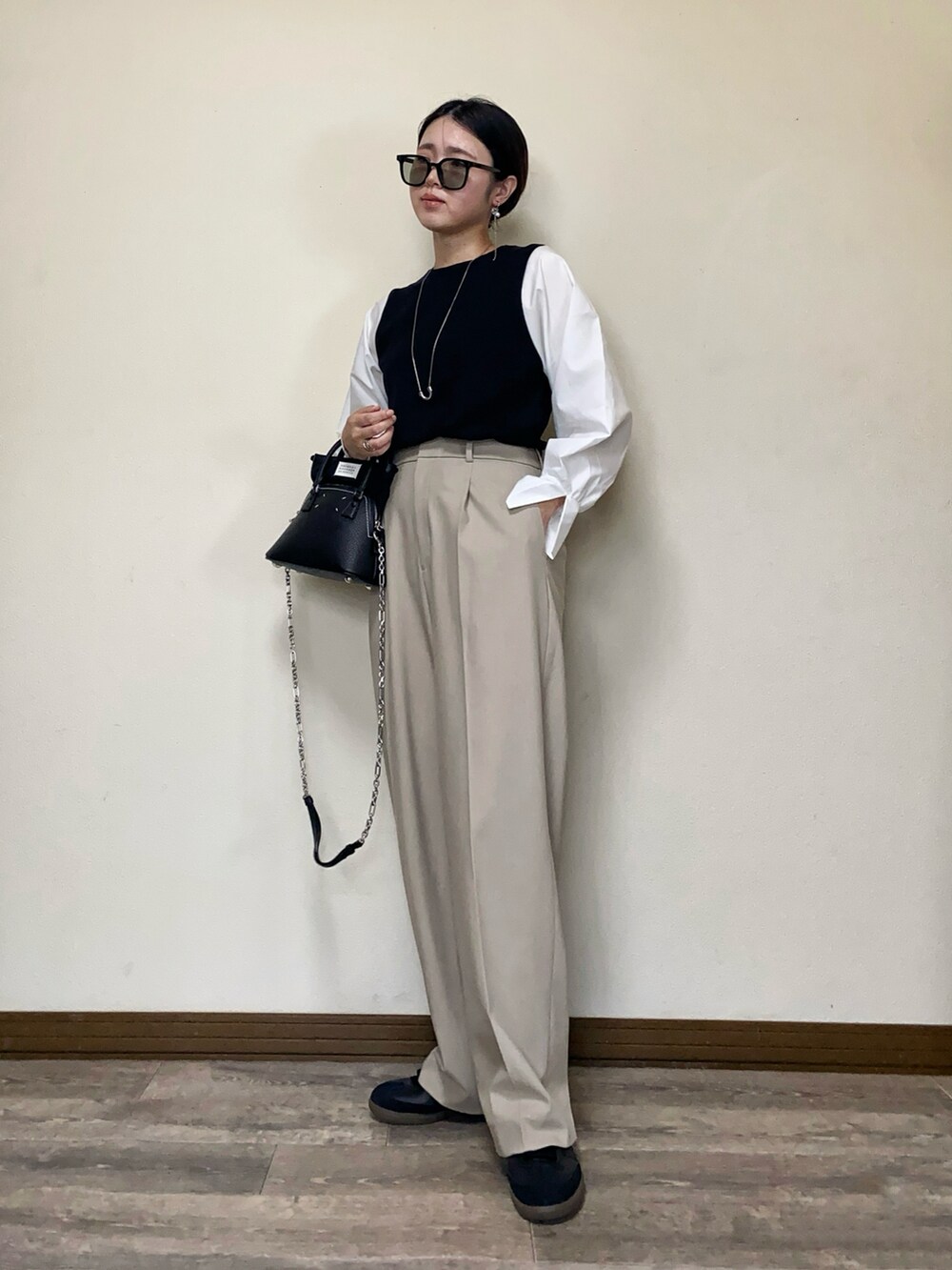 「春コーデ、きれいめカジュアル、スニーカー、スニーカーコーデ、タックワイドパンツ、ワイドパンツ、ショルダーバッグ、大人カジュアルコーデ、サングラス、プチプラ、キレイめ、UNIQLO、OPAQUE.CLIP、adidas、samba」｜「OPAQUE.CLIPのスリーブフハクドッキングニット【洗濯機洗い可】（ニット/セーター、ブラック系）」を使った、Miiさん（レディース・159cm）の春コーディネートの2枚目の写真