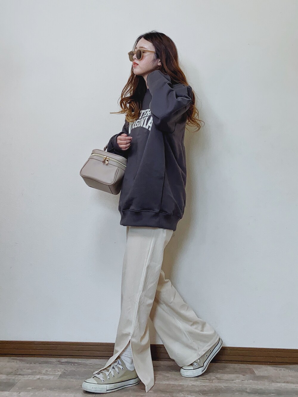 「カジュアルコーデ、コンバース、プチプラコーデ、LHP、LHPWOMEN、courage、ラフォーレ原宿、スウェット、カレッジスウェット、オーバーサイズ、スリットパンツ、ゆるコーデ、isook、スニーカーコーデ、休日コーデ」｜「ISOOKのCollege logo over sweat / カレッジロゴオーバースウェット（mi select）（スウェット、グレー系）」を使った、Miiさん（レディース・159cm）の冬コーディネートの2枚目の写真