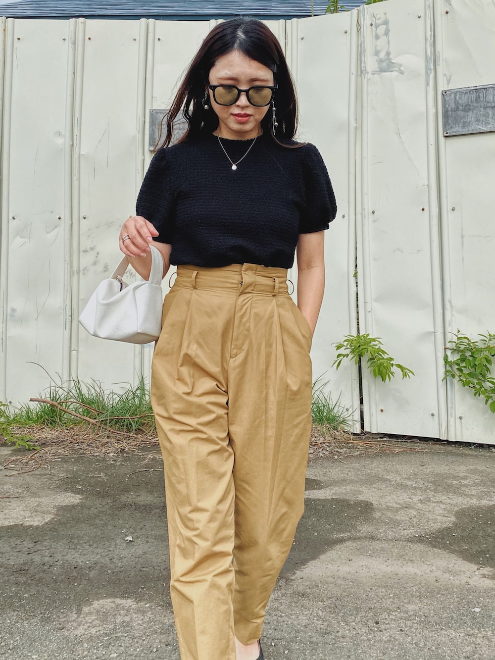 「大人コーデ、ぽこぽこトップス、パフスリーブ、ボリューム袖、テーパードパンツ、シンプルコーデ、プチプラ、キレイめカジュアル、きれいめカジュアル、初夏コーデ、サングラス、amure、ミニバッグ、バレエシューズ、夏のコスメと服」｜「a:mureのシアーぽこぽこトップス（Tシャツ/カットソー、ブラック系）」を使った、Miiさん（レディース・159cm）の春コーディネートの3枚目の写真
