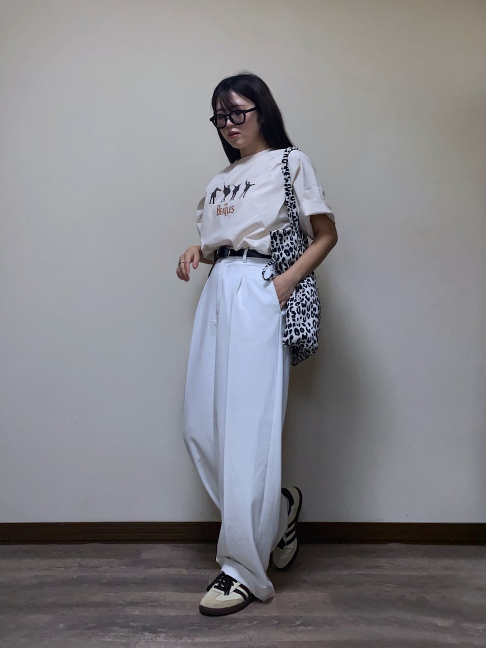 「最近のいい感じコーデ、グラフィックＴ、Tシャツ、プリントT、タックワイドパンツ、ワイドパンツ、白パンツ、スニーカー、レオパード、トートバッグ、アニマル柄、カジュアルコーデ、夏コーデ、春夏コーデ、プチプラ」｜「The Beatlesの【別注】THE BEATLES ザ ビートルズ HELPラグランTシャツ（Tシャツ/カットソー、その他）」を使った、Miiさん（レディース・159cm）の春コーディネートの3枚目の写真