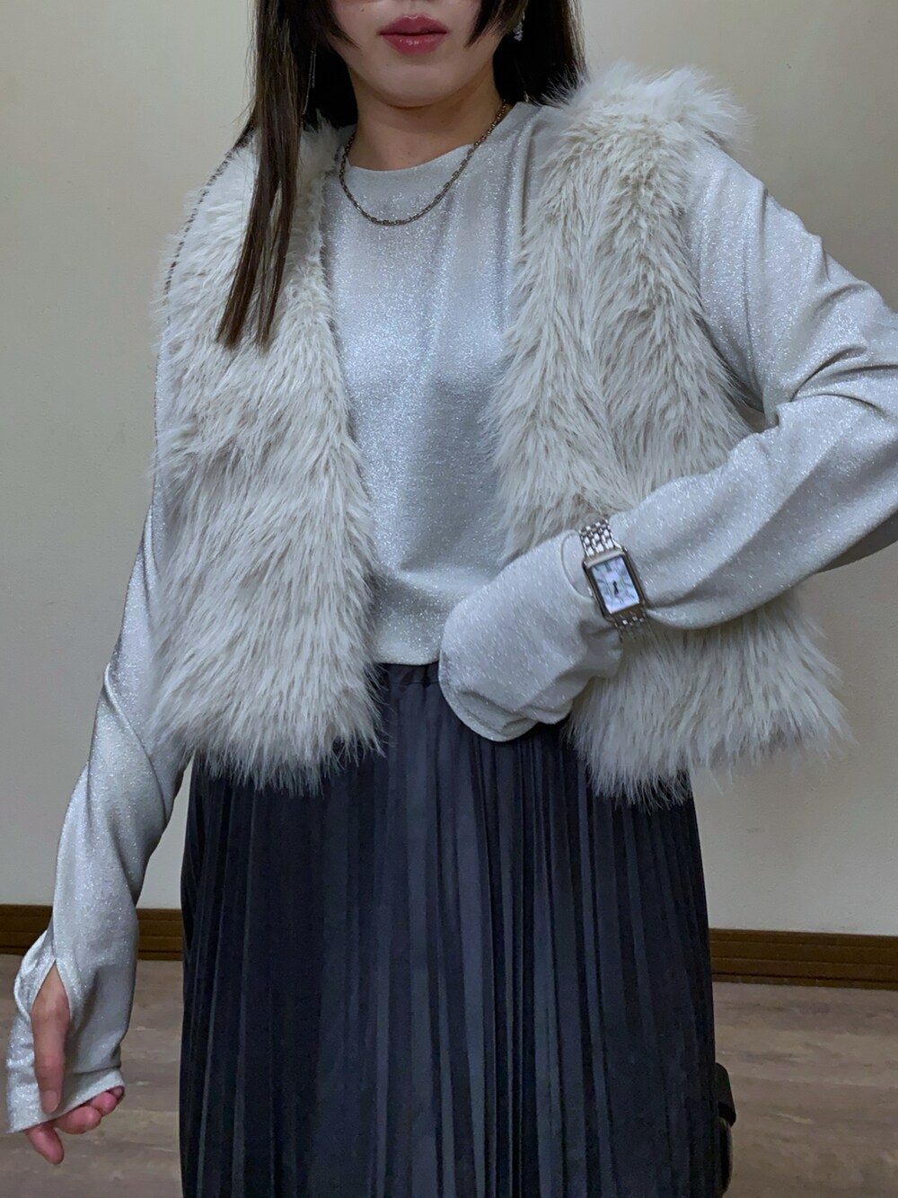 「秋っぽコーデ更新中、メガネ女子、プリーツスカート、ファー、ファーベスト、ベスト、ロングスカート、ローファー、厚底シューズ、OPAQUE.CLIP、オペークドットクリップ、PR、Fossil、FOSSILSTYLE、レイヤードスタイル」｜「OPAQUE.CLIPの《5color/S-LLsize》フェイクスウェードイージープリーツスカート【洗濯機洗い可】（スカート、グレー系）」を使った、Miiさん（レディース・159cm）の秋コーディネートの4枚目の写真