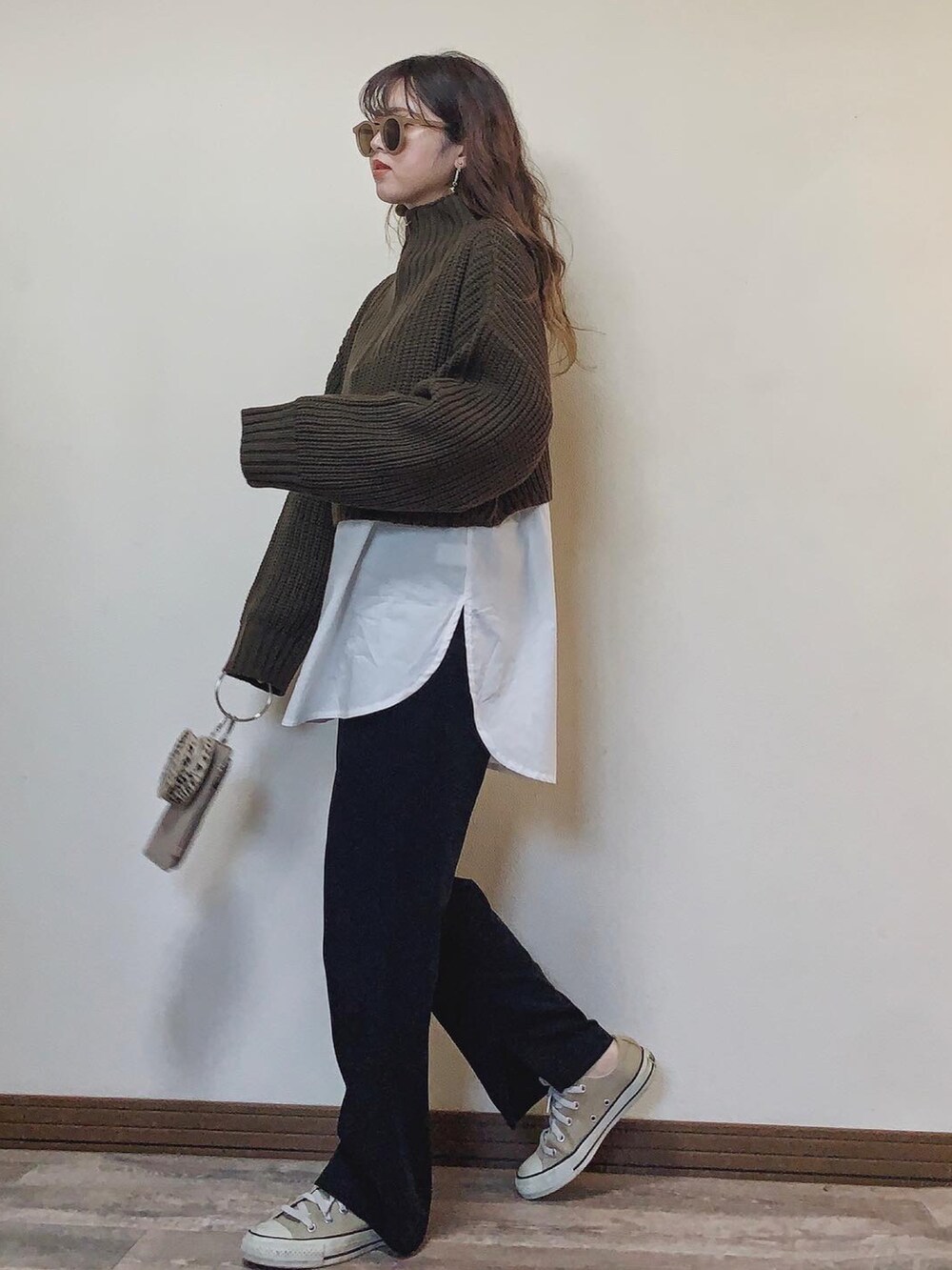 「ニット、白シャツ、converse、レイヤードスタイル、スニーカーコーデ、休日スタイル、ブラウン、プチプラ、休日コーデ、シャツスタイル、ミニバッグ、カジュアルコーデ、ハーフジップ、スリットパンツ、feepur」｜「bohmalのタックヨークセットシャツ（シャツ/ブラウス、ホワイト系）」を使った、Miiさん（レディース・159cm）の秋コーディネートの3枚目の写真