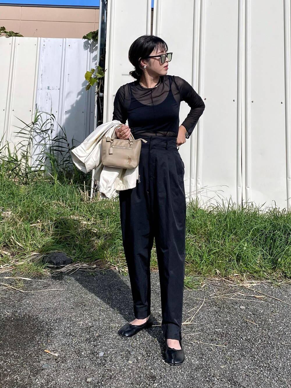 「秋服まるっと大公開、シアートップス、シースルー、テーパードパンツ、きれいめカジュアル、モード、プチプラ、秋コーデ、バレエシューズ、USポロ、お出かけコーデ、ロンT、モノトーンコーデ、サングラス、PR」｜「U.S. POLO ASSN.の【U.S. POLO ASSN.】 ユーエスポロアッスン　リサイクルナイロン　ミニトートバッグ　ショルダーバッグ　USPA-2652（ショルダーバッグ、ベージュ系）」を使った、Miiさん（レディース・159cm）の秋コーディネートの2枚目の写真
