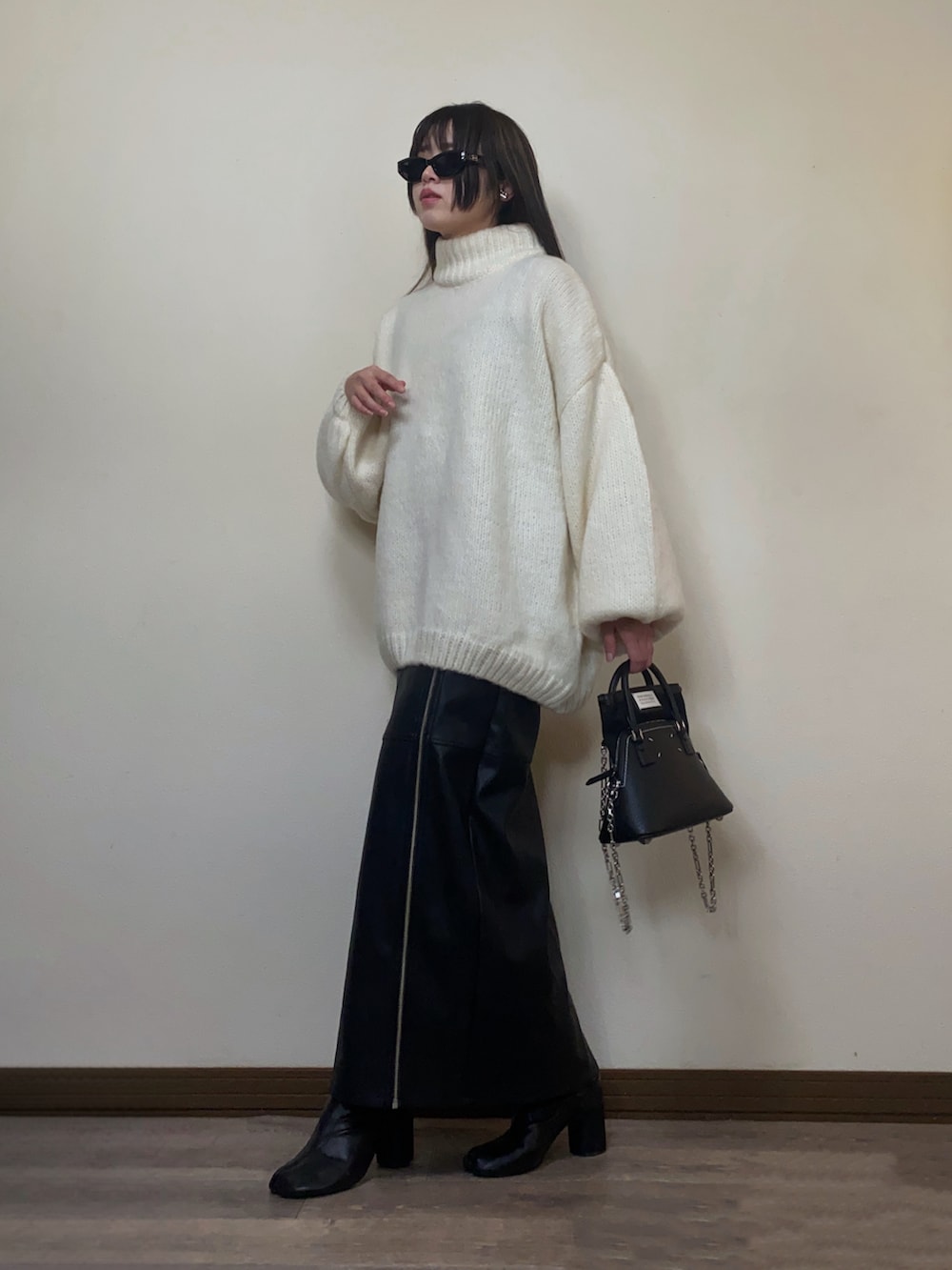 「冬コーデ、ホワイトコーデ、クリスマスに着たい服、マイベストコーデ2024、モード、白ニット、オーバーサイズ、ボリューム袖、タイトスカート、レザー、レザースカート、ブーツ、休日スタイル、selectmoca、セレクトモカ(select MOCA)」｜「select MOCA by sonのローゲージハイネックオーバーボリュームスリーブニット（ニット/セーター、ホワイト系）」を使った、Miiさん（レディース・159cm）の冬コーディネートの4枚目の写真