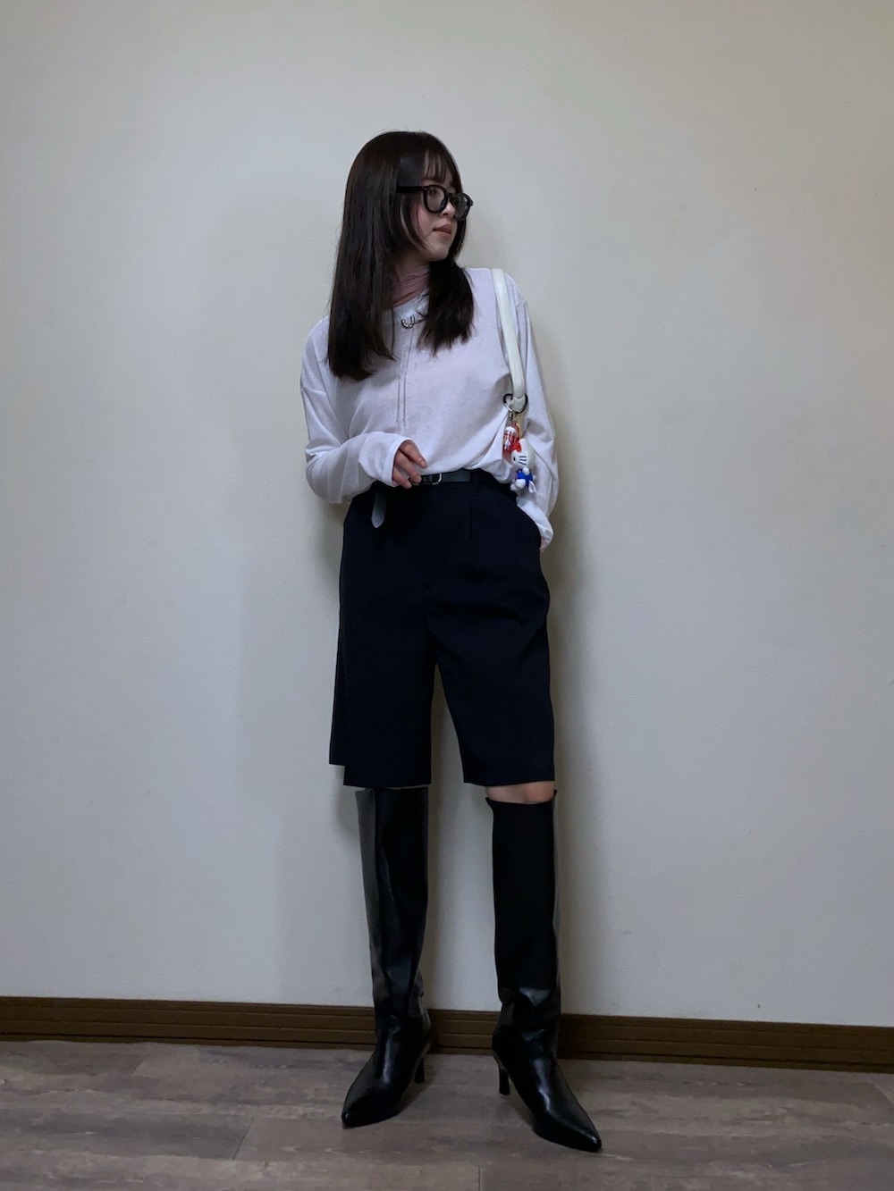 「ハーフパンツ、バミューダパンツ、ロングブーツ、シアートップス、レイヤードスタイル、お出かけコーデ、サングラス、大人カジュアル、韓国ファッション、春コーデ、プチプラ、シースルー、ブーツ、プチプラコーデ」｜「GeeRAの【新色追加】着回し自在！スラブシアーロンT（Tシャツ/カットソー、ホワイト系）」を使った、Miiさん（レディース・159cm）の春コーディネートの3枚目の写真