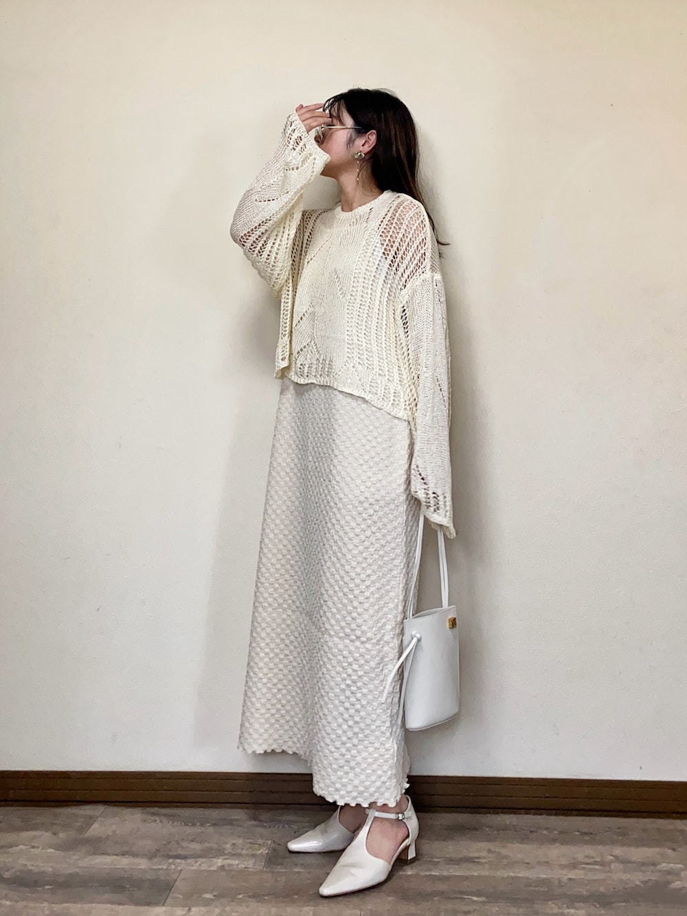 「初夏コーデ、淡色コーデ、ホワイトコーデ、ワントーン、大人かわいい、透かし編みニット、キャミワンピ、ワンピース、デートコーデ、春夏コーデ、休日スタイル、きれいめカジュアル、サングラス、レイヤードスタイル、ママコーデ」｜「forksy.の【forksy.】〈2点セット〉透かし編みニット&フクレジャガードキャミワンピース（ワンピース、ホワイト系）」を使った、Miiさん（レディース・159cm）の春コーディネートの2枚目の写真