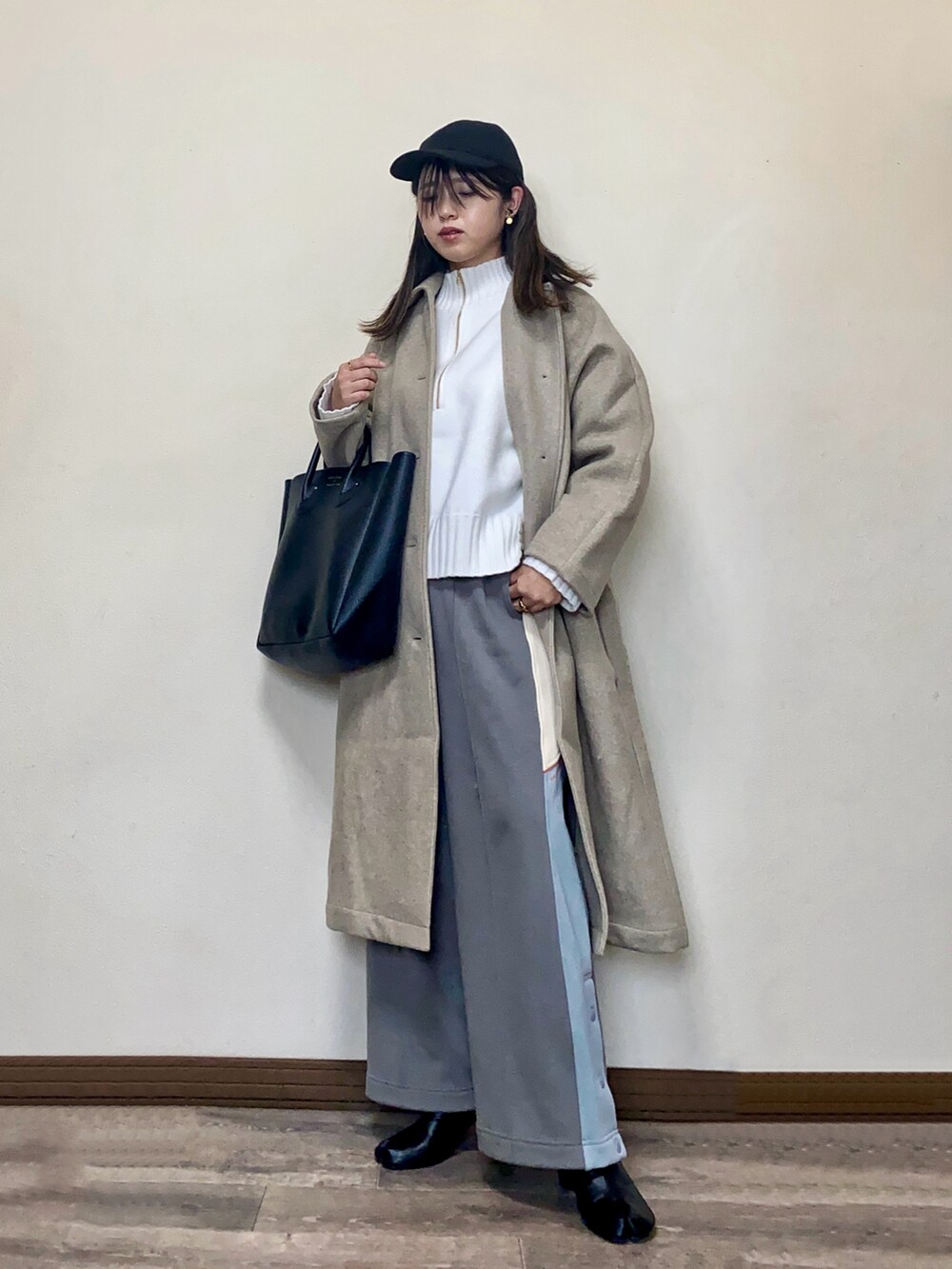 「今日のコスメと服、ストリート、ハーフジップ、ハーフジップニット、ニット、白ニット、キャップ、トラックパンツ、マイベストコーデ2023、ブーツ、プチプラ、休日スタイル、冬コーデ、トートバッグ、メンズライク」｜「OPAQUE.CLIPのモックネックハーフジップニット【洗える】（ニット/セーター、ホワイト系）」を使った、Miiさん（レディース・159cm）の冬コーディネートの3枚目の写真