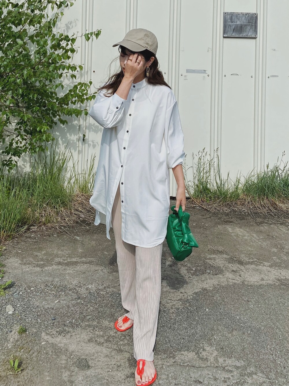 ホワイト系のシャツ/ブラウス、ベージュ系のその他パンツ、グリーン系のバッグを着用したレディースの夏コーディネートの4枚目の写真