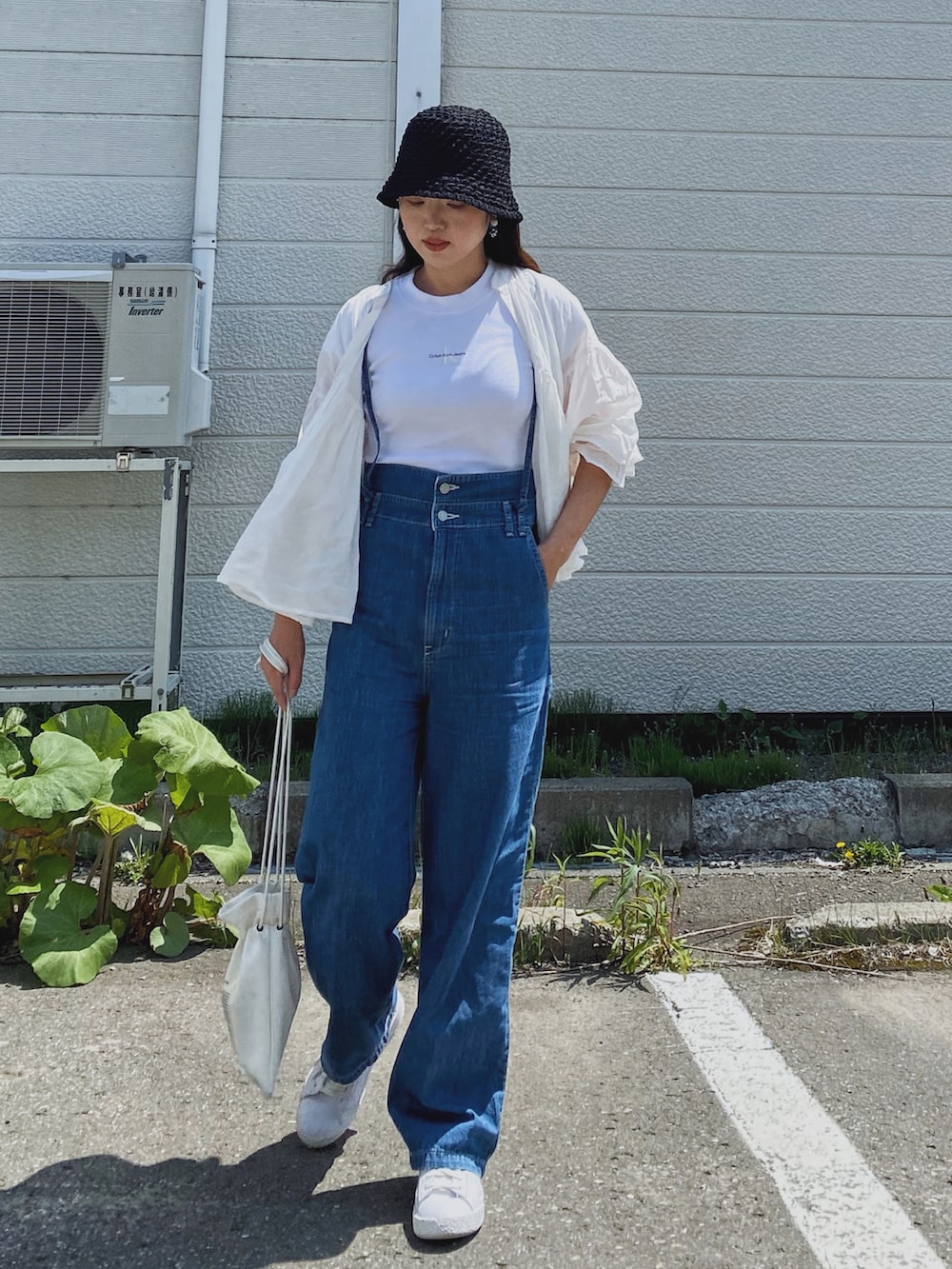 「初夏コーデ、ブラウス、休日スタイル、デニム、デニムパンツ、サロペット、デニムサロペット、バケットハット、ロゴT、SOMETHING、クロップドトップス、白Tシャツ、白スニーカー、ボリューム袖、夏のコスメと服」|「Calvin Kleinのモノグラム ロゴ ベイビーTシャツ(Tシャツ/カットソー、ホワイト系)」を使った、Miiさん(レディース・159cm)の夏コーディネートの4枚目の写真