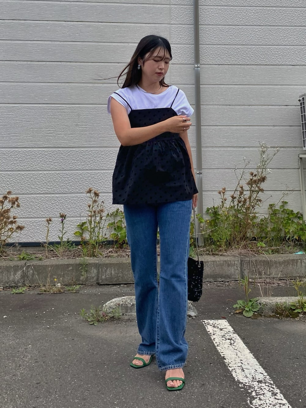 「PR、Levi's、Levis、リーバイス、リーバイス24AW、デニム、ブーツカット、ビスチェ、デニムパンツ、きれいめカジュアル、休日スタイル、Marie's Closet、飯豊まりえ、ドット、レイヤードスタイル」｜「Levi'sのLevi's/リーバイス 飯豊まりえ別注 517(TM) ブーツカット IM ミディアムインディゴ（デニムパンツ、ブルー系）」を使った、Miiさん（レディース・159cm）の夏コーディネートの4枚目の写真