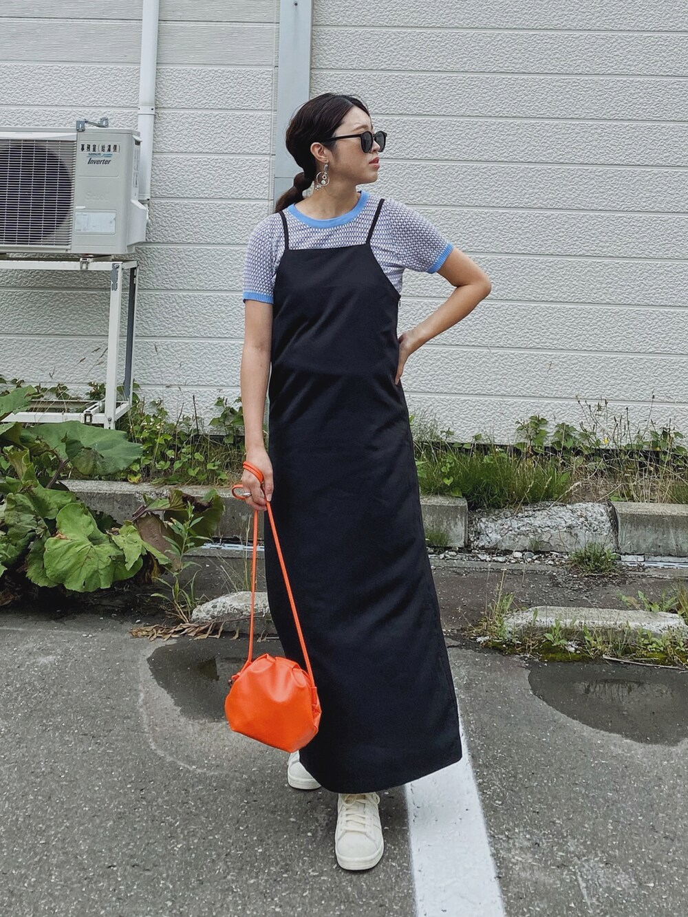 「ビタミンカラー、ミニバッグ、総柄、サマーニット、カラーコーデ、キャミワンピ、ロングワンピース、スニーカー、LHPWOMEN、courage、SENSEOFPLACE、センスオブプレイス、マタニティコーデ、ショルダーバッグ、大人女子」｜「L.H.Pのcourage/クラージュ/総柄ジャガード半袖ニットソー（Tシャツ/カットソー、パープル系）」を使った、Miiさん（レディース・159cm）の夏コーディネートの2枚目の写真