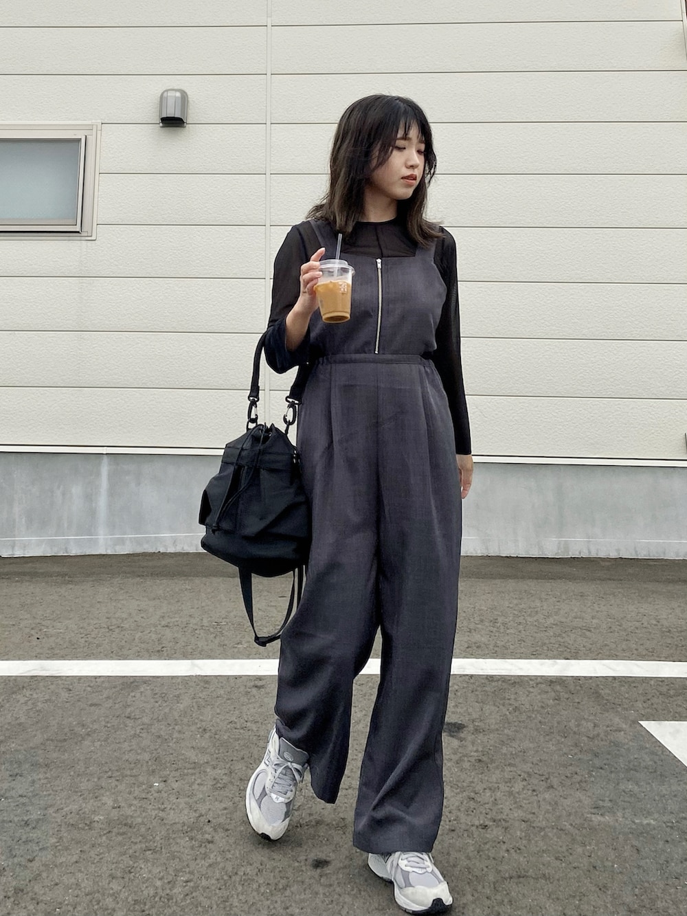 「秋服まるっと大公開、ミリタリーバッグ、ミリタリー、サロペット、シアートップス、プチプラ、スニーカー、モノトーン、グレー、New Balance、秋コーデ、休日スタイル、アウトドアスタイル、シンプルコーデ、ダークトーンコーデ」｜「un+frameのミリタリー巾着2WAYショルダーバッグ（ショルダーバッグ、ブラック系）」を使った、Miiさん（レディース・159cm）の秋コーディネートの3枚目の写真