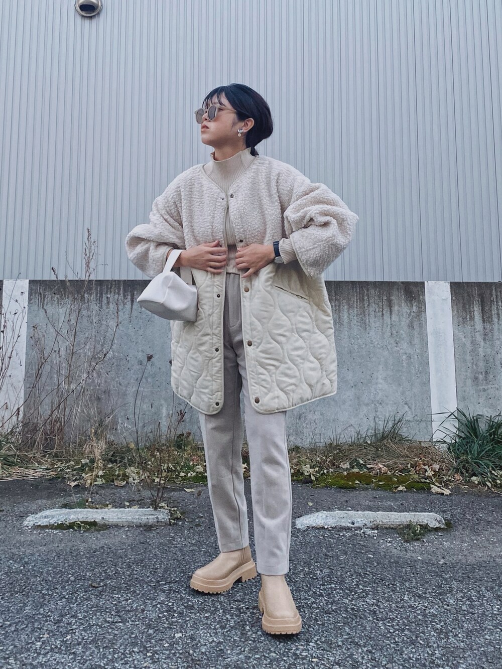 「corners、キルティング、キルティングジャケット、ボアジャケット、M65、ホワイトコーデ、淡色コーデ、厚底シューズ、厚底ブーツ、GU、白ニット、ニット、ハイネック、プチプラ、冬コーデ」|「CORNERSのキルティング×ボア切替M-65ショートコート(ブルゾン、ホワイト系)」を使った、Miiさん(レディース・159cm)の秋コーディネートの2枚目の写真