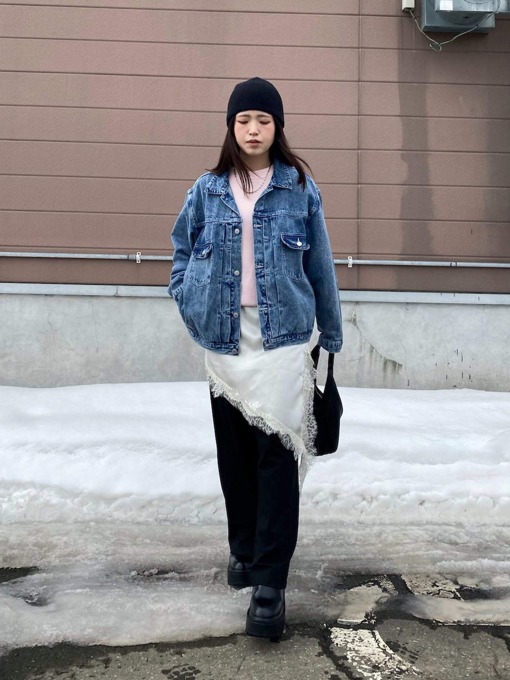 ブルー系のブルゾン、ホワイト系のキャミソールを着用したレディースの春コーディネートの2枚目の写真