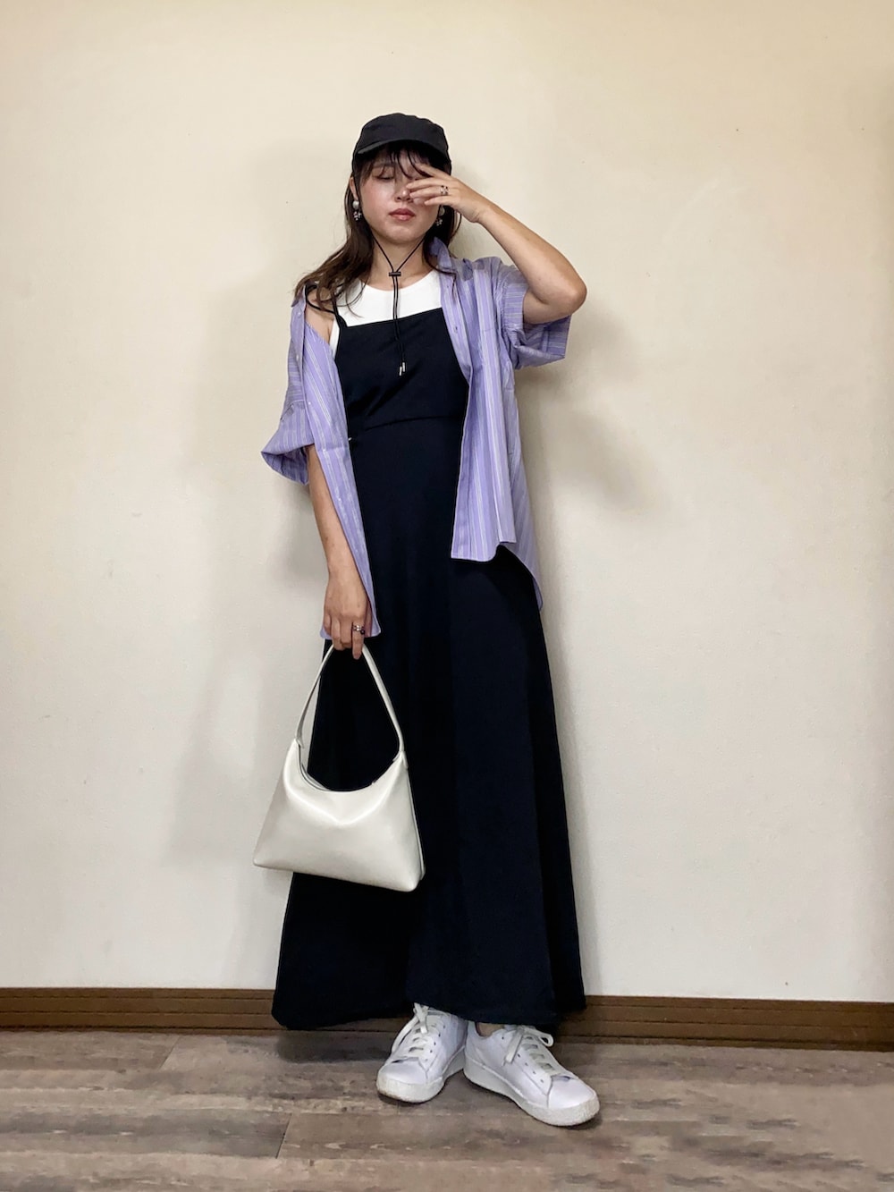 「初夏コーデ、春夏コーデ、キャップ、ワンピース、シャツスタイル、ストライプシャツ、スニーカー、プチプラ、アメスリ、キャミワンピ、STARTING OVER、スターティングオーバー、アウトドアスタイル、ママコーデ、休日スタイル」｜「Starting Overのブロードビッグレギュラー半袖シャツ/レディース メンズ（シャツ/ブラウス、パープル系）」を使った、Miiさん（レディース・159cm）の春コーディネートの2枚目の写真