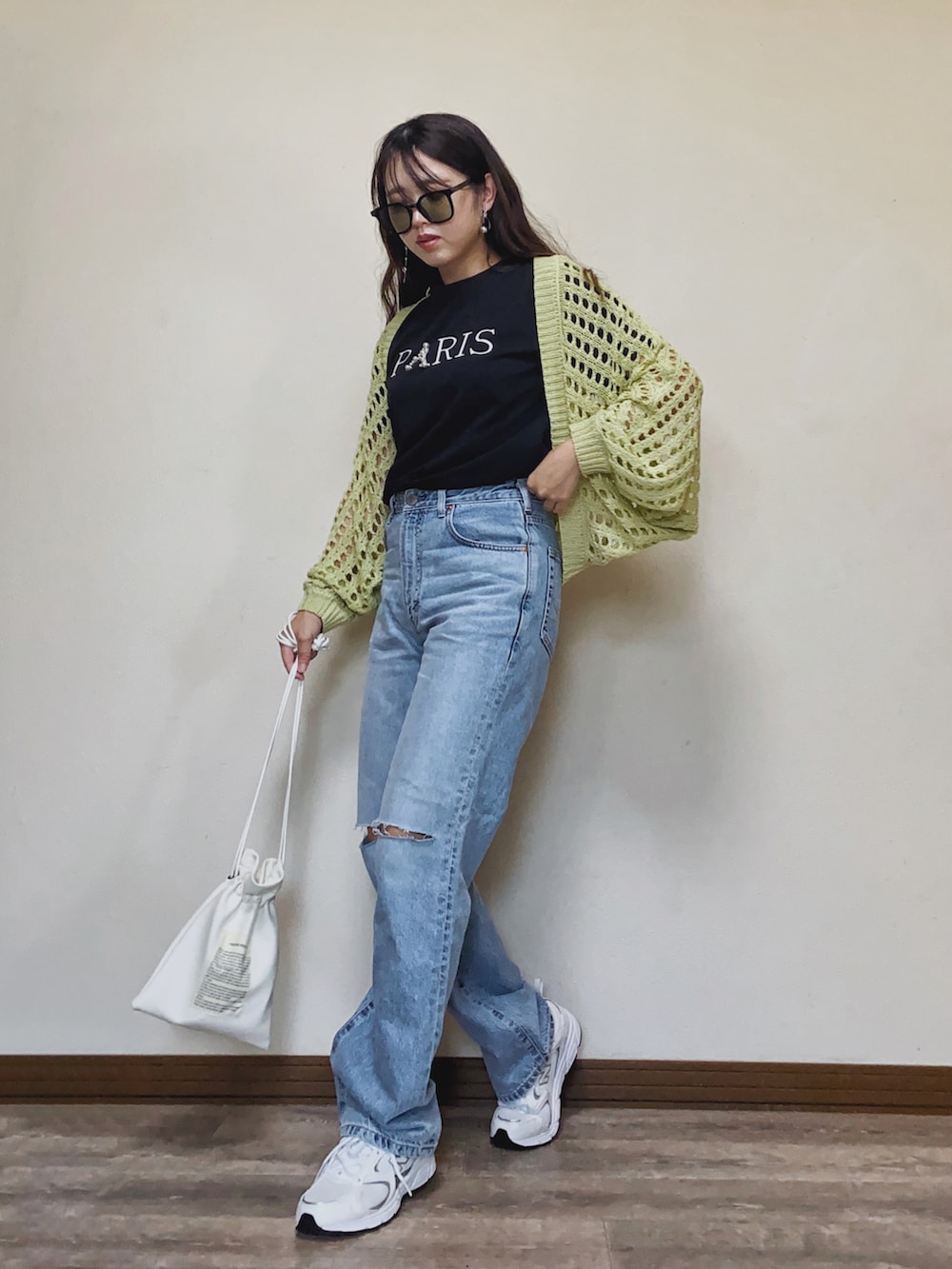 「ANGIE VINTAGE、ロゴT、黒Tシャツ、デニム、ダメージデニムパンツ、SOMETHING、春コーデ、スニーカー、白スニーカー、透かし編みニット、プチプラ、タックイン、New Balance、カラーコーデ、巾着バッグ」｜「ANGIEの透かし編みメッシュニットボレロ（カーディガン/ボレロ、グリーン系）」を使った、Miiさん（レディース・159cm）の春コーディネートの2枚目の写真