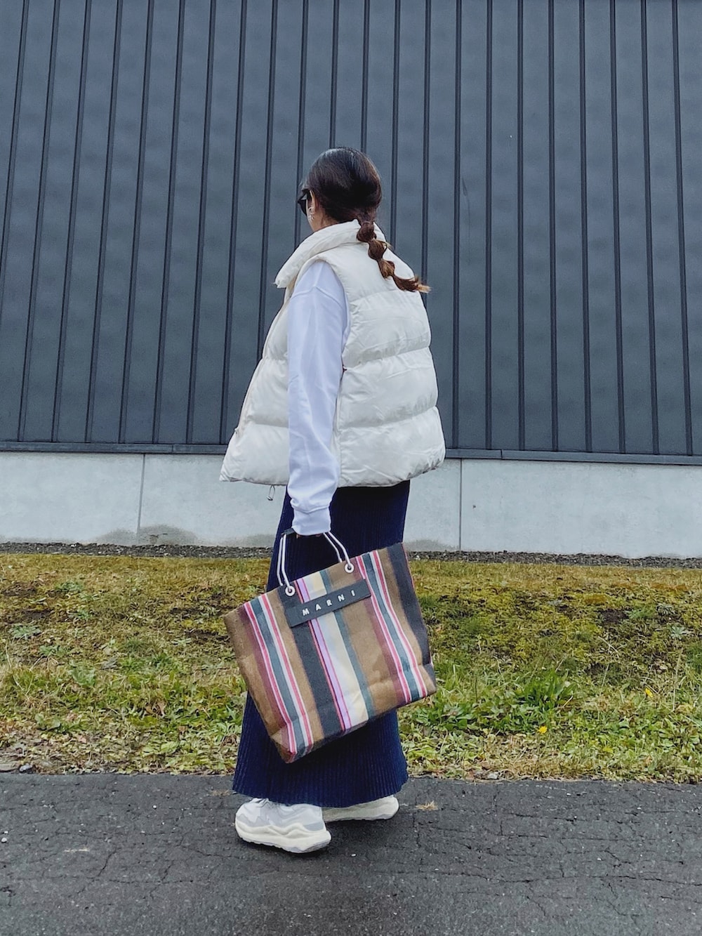 「休日コーデ、カレッジロゴ、カレッジスウェット、スウェット、ロゴスウェット、リブスカート、リブニット、ニットスカート、白スニーカー、ダウンベスト、renorm、ANGIE VINTAGE、トートバッグ、MARNI、スニーカー」｜「ANGIEの【2022年秋冬新色追加】GILDANカレッジロゴオーバーサイズスウェット（スウェット、ホワイト系）」を使った、Miiさん（レディース・159cm）の秋コーディネートの4枚目の写真