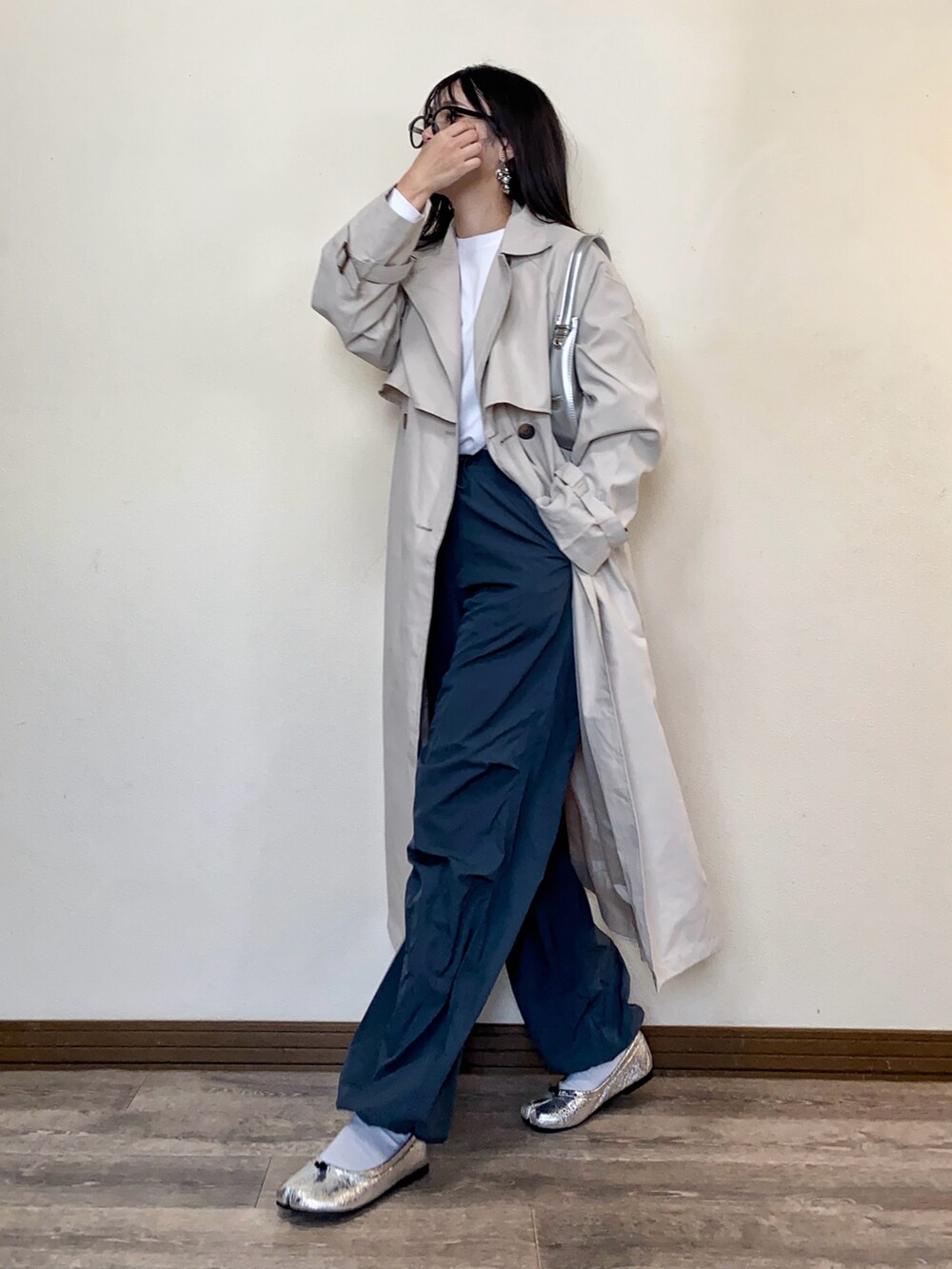 「春のおしゃ見えテクニック、休日スタイル、春アウター、トレンチコート、おでかけコーデ、白Tシャツ、ロンT、春服みてみて、パラシュートパンツ、メガネ女子、大人カジュアル、お出かけコーデ、春コーデ、メタリックシューズ、メタリックバッグ」｜「tiptopの【2サイズ展開】ボリューム袖ベルト付きトレンチコート【ZOZO限定アイテム】（トレンチコート、ホワイト系）」を使った、Miiさん（レディース・159cm）の春コーディネートの3枚目の写真