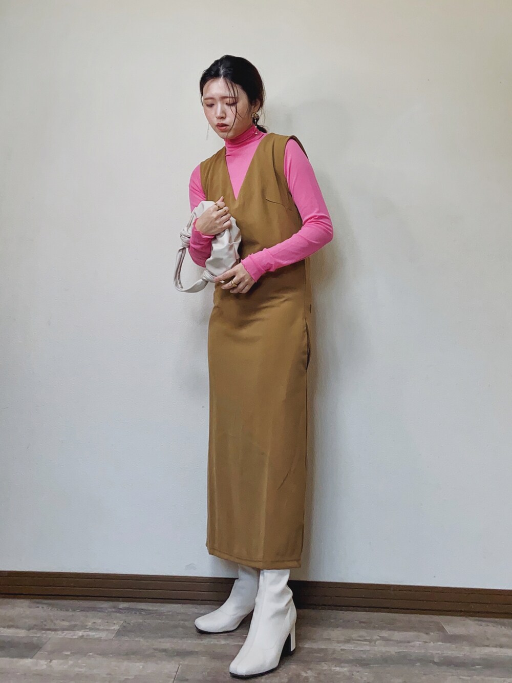 「ごきげんウィーク、大人女子、きれいめカジュアル、カラーコーデ、カラー×コーデ、シアートップス、ピンク、ロングワンピース、LHPWOMEN、LHP、courage、ZARA、ショートブーツ、スクエアトゥ、初夏コーデ」｜「L.H.Pのcourage/クラージュ/ワンピース（ワンピース、ベージュ系）」を使った、Miiさん（レディース・159cm）の春コーディネートの2枚目の写真