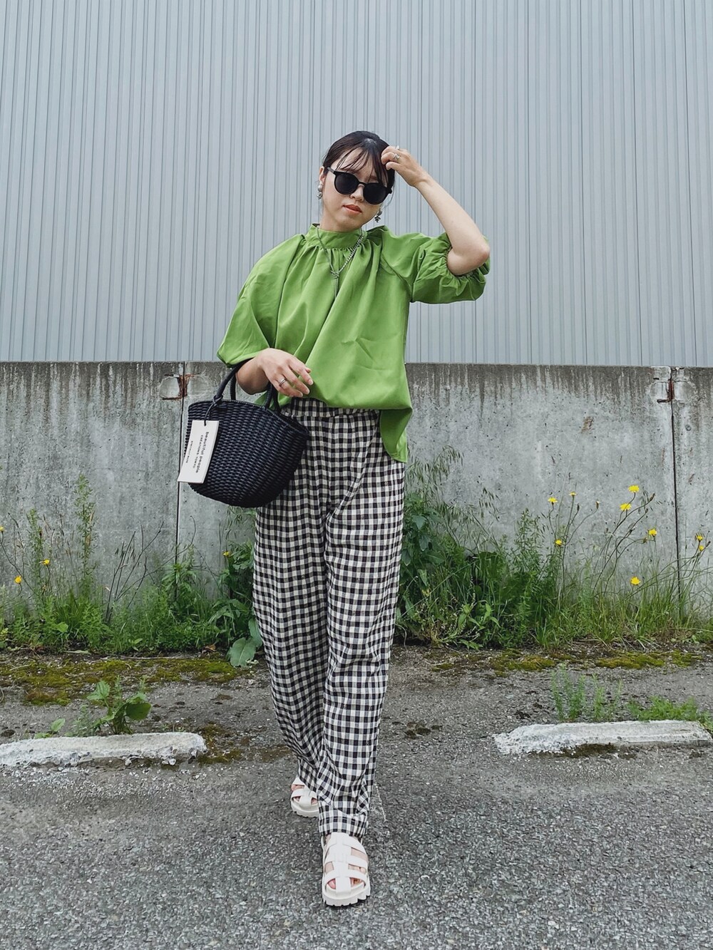 グリーン系のシャツ/ブラウス、ブラック系のその他パンツ、ホワイト系のサンダルを着用したレディースの夏コーディネートの2枚目の写真