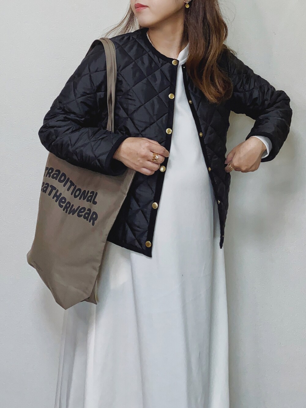 「秋のコーデ、秋コーデ、キルティング、キルティングジャケット、ノーカラージャケット、ワンピース、トートバッグ、Traditional Weatherwear、トラディショナルウェザーウエア、TWW、シンプルコーデ、マタニティ、マタニティコーデ、ゆるコーデ、オトナカジュアル」｜「Traditional WeatherwearのARKLEY（ノーカラージャケット、ブラック系）」を使った、Miiさん（レディース・159cm）の秋コーディネートの2枚目の写真