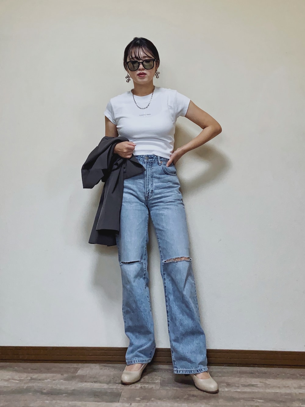 「デニム、デニムパンツ、クロップドトップス、クロップド丈、ジャケット、ジャケットスタイル、テーラードジャケット、ダメージデニムパンツ、パンプス、ロゴT、白Tシャツ、Calvin Klein、SOMETHING、骨格ウェーブ、シルバーアクセサリー」｜「Calvin Kleinのモノグラム ロゴ ベイビーTシャツ（Tシャツ/カットソー、ホワイト系）」を使った、Miiさん（レディース・159cm）の春コーディネートの3枚目の写真