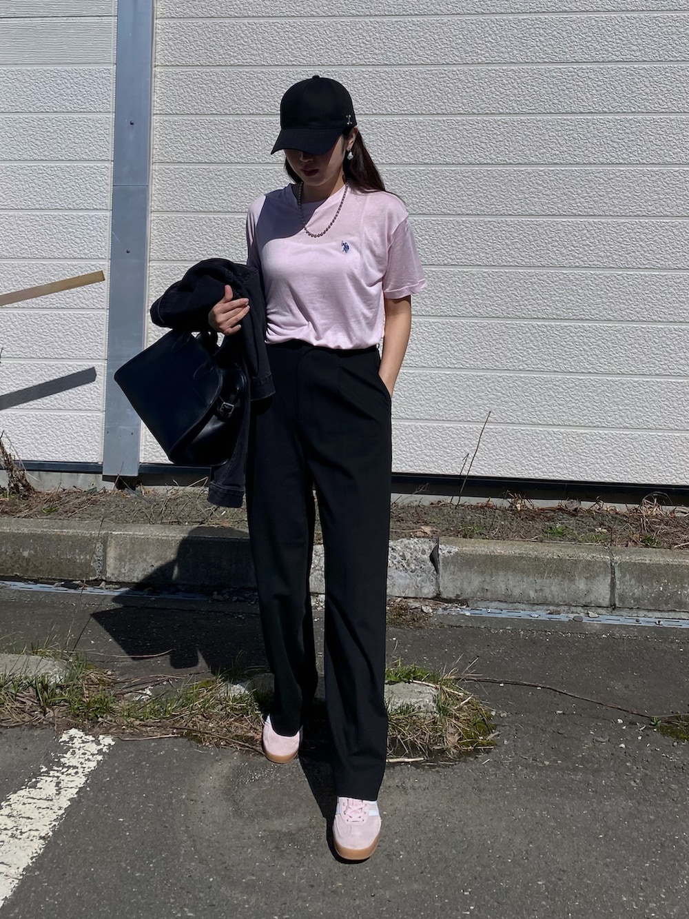 「大人カジュアル、シアートップス、ピンク、Tシャツ、ワイドパンツ、タックワイドパンツ、スニーカー、キャップ、お出かけコーデ、春夏コーデ、春カラー、ピンクコーデ、パステルカラー、スニーカーコーデ、ボストンバッグ」｜「U.S. POLO ASSN.のGeeRA別注【U.S. POLO ASSN.】スラブシアーTシャツ（Tシャツ/カットソー、ピンク系）」を使った、Miiさん（レディース・159cm）の春コーディネートの4枚目の写真