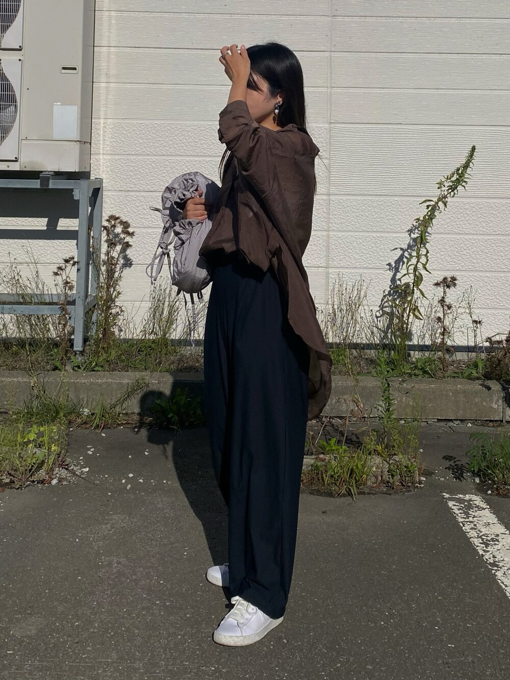 「ブラウン、秋服準備はじめました、シャツスタイル、ワイドパンツ、ユニクロ、UNIQLO、オーバーサイズ、スニーカー、白スニーカー、プチプラ、夏秋ミックス、秋コーデ、初秋コーデ、30代コーデ、シンプルスタイル」｜「recaのシアードルマンシャツ（シャツ/ブラウス、ブラウン系）」を使った、Miiさん（レディース・159cm）の秋コーディネートの2枚目の写真