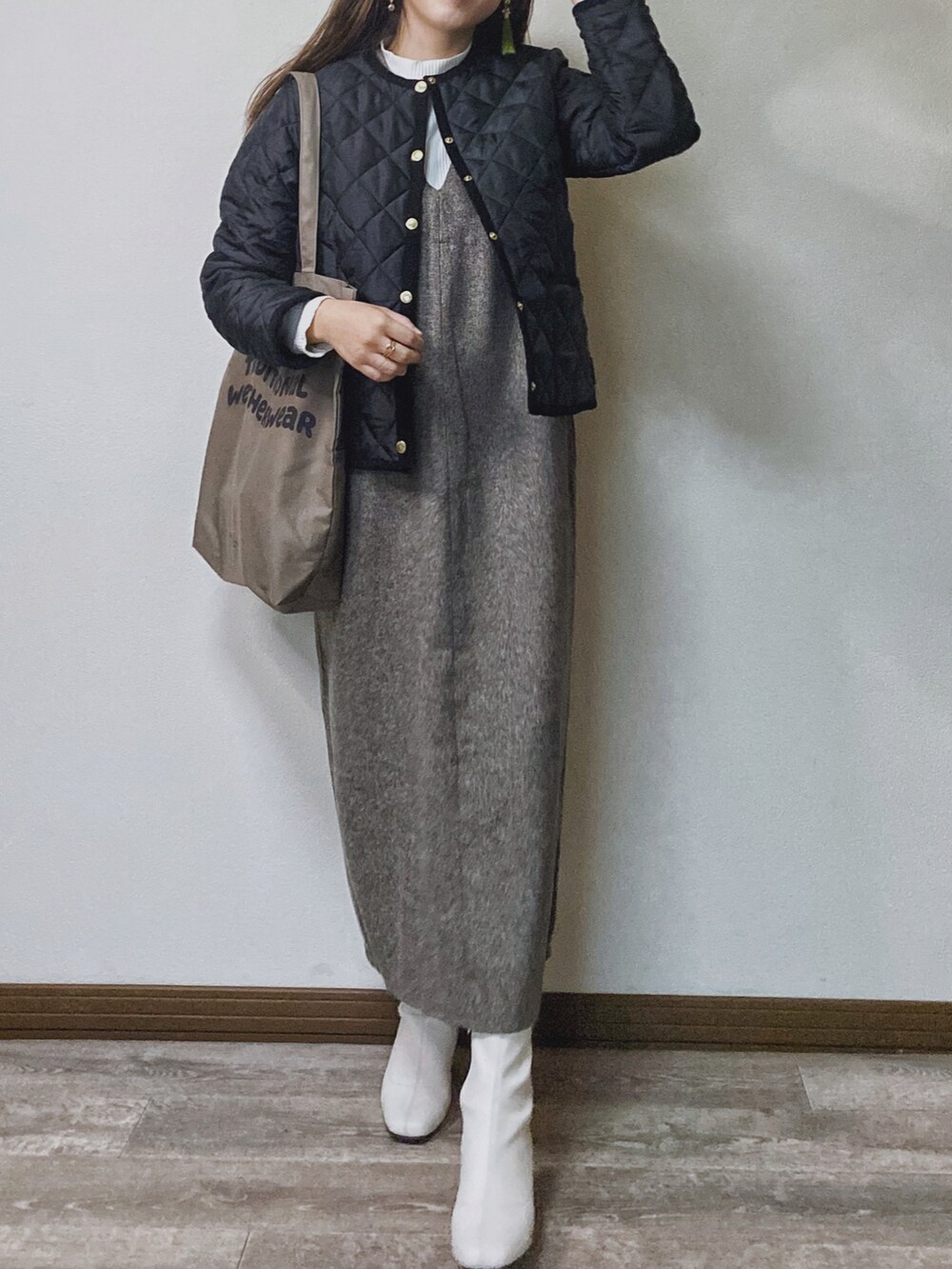 「Traditional Weatherwear、トラディショナルウェザーウエア、キルティングジャケット、ジャンパースカート、ジャンスカ、ハイネック、リブT、リブハイネックT、UNIQLO、プチプラ、ショートブーツ、白ブーツ、ワンピース、きれいめカジュアル、トートバッグ」｜「Traditional WeatherwearのARKLEY（ノーカラージャケット、ブラック系）」を使った、Miiさん（レディース・159cm）の秋コーディネートの3枚目の写真
