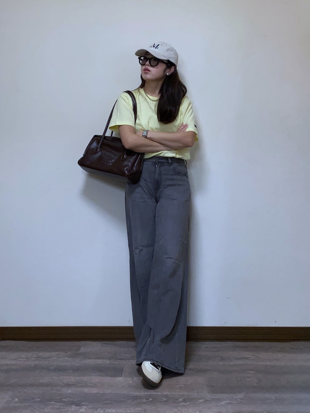 「やっぱり帽子が好き、サングラス、ワイドパンツ、ショルダーバッグ、ボストンバッグ、イエロー、キャップ、カラーコーデ、カラーTシャツ、Tシャツ、フレアデニム、スニーカー、休日スタイル、韓国ファッション、夏コーデ」｜「U.S. POLO ASSN.のGeeRA別注【U.S. POLO ASSN.】夏マストアイテム！ワンポイント刺繍カラーTシャツ（Tシャツ/カットソー、イエロー系）」を使った、Miiさん（レディース・159cm）の春コーディネートの2枚目の写真
