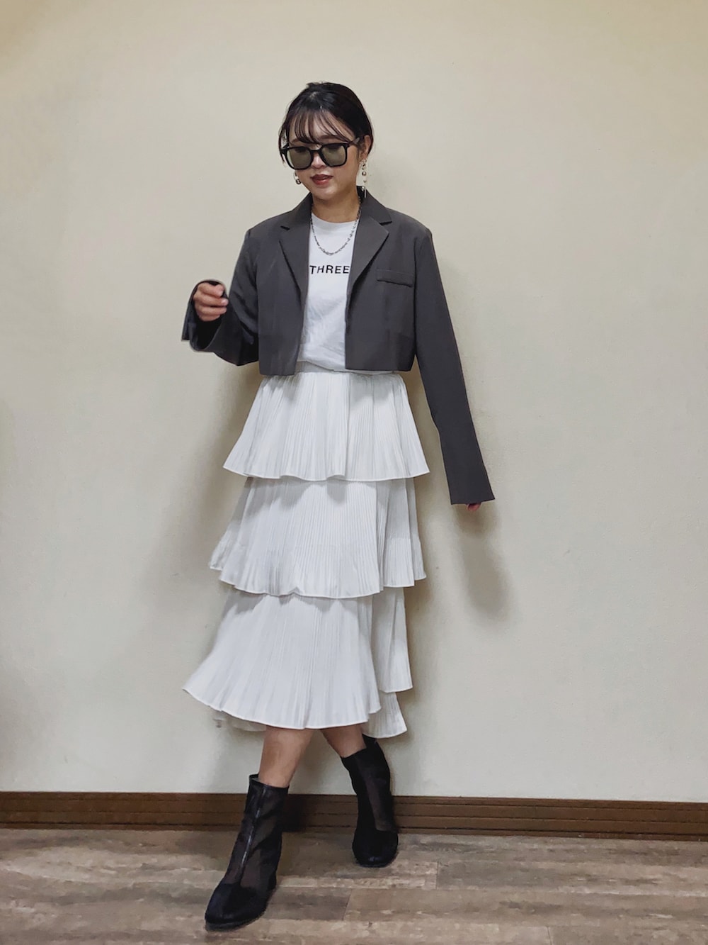 「モード、フェミニン、クロップド丈、ジャケット、ロゴT、プリーツスカート、ティアードスカート、テーラードジャケット、ショートブーツ、ホワイトコーデ、モノトーン、きれいめカジュアル、シアーブーツ、白Tシャツ、プチプラ」｜「HER CLOSETの【shemoshelly】WEB限定 5.6オンスナンバリングロゴTシャツ（Tシャツ/カットソー、ホワイト系）」を使った、Miiさん（レディース・159cm）の春コーディネートの3枚目の写真