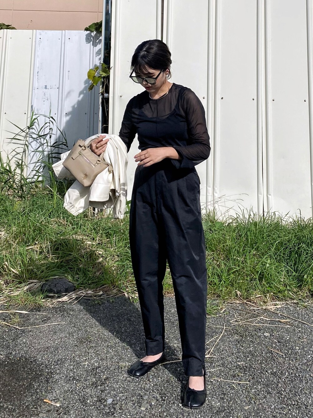 「秋服まるっと大公開、シアートップス、シースルー、テーパードパンツ、きれいめカジュアル、モード、プチプラ、秋コーデ、バレエシューズ、USポロ、お出かけコーデ、ロンT、モノトーンコーデ、サングラス、PR」｜「U.S. POLO ASSN.の【U.S. POLO ASSN.】 ユーエスポロアッスン　リサイクルナイロン　ミニトートバッグ　ショルダーバッグ　USPA-2652（ショルダーバッグ、ベージュ系）」を使った、Miiさん（レディース・159cm）の秋コーディネートの3枚目の写真