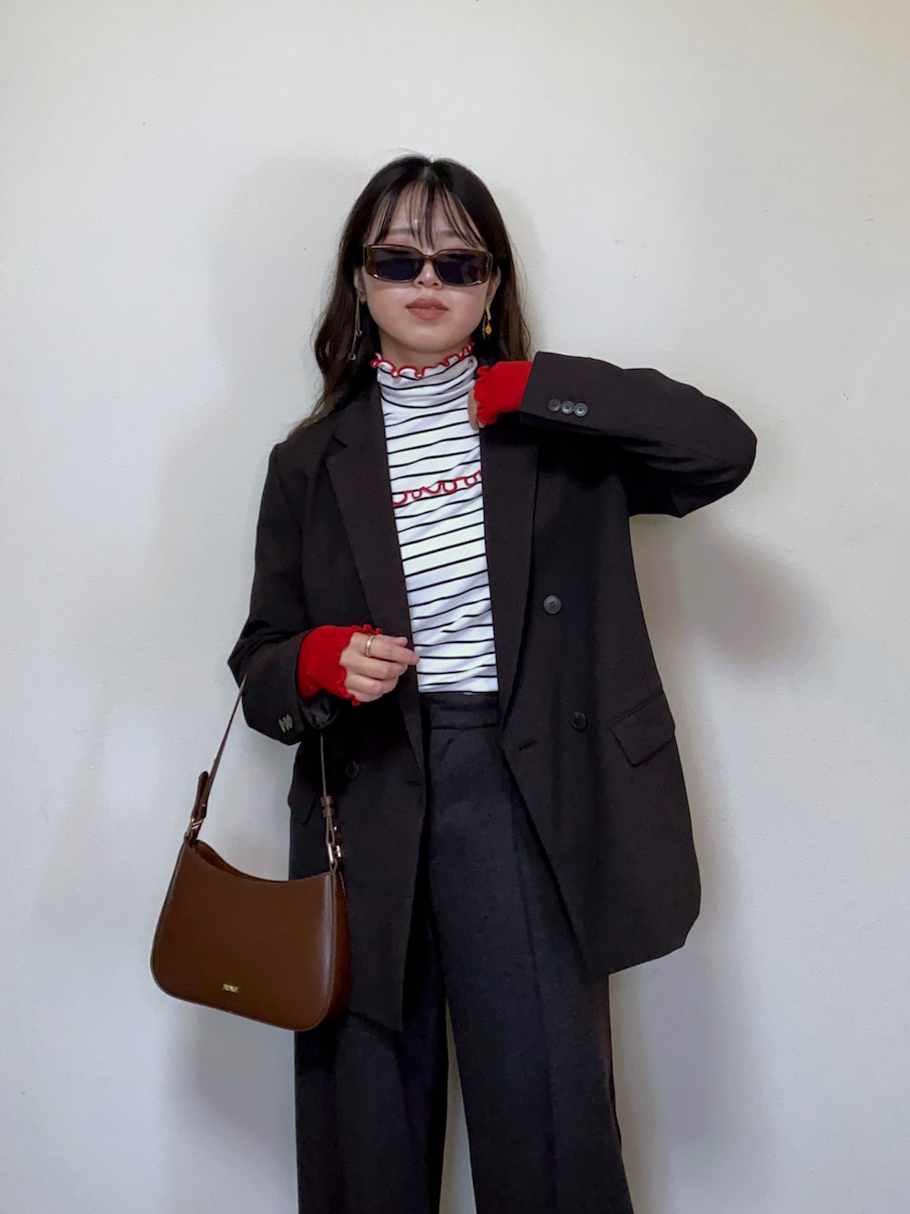 ホワイト系のTシャツ/カットソー、ブラウン系のハンドバッグ、ブラウン系のテーラードジャケットを着用したレディースの秋コーディネートの3枚目の写真